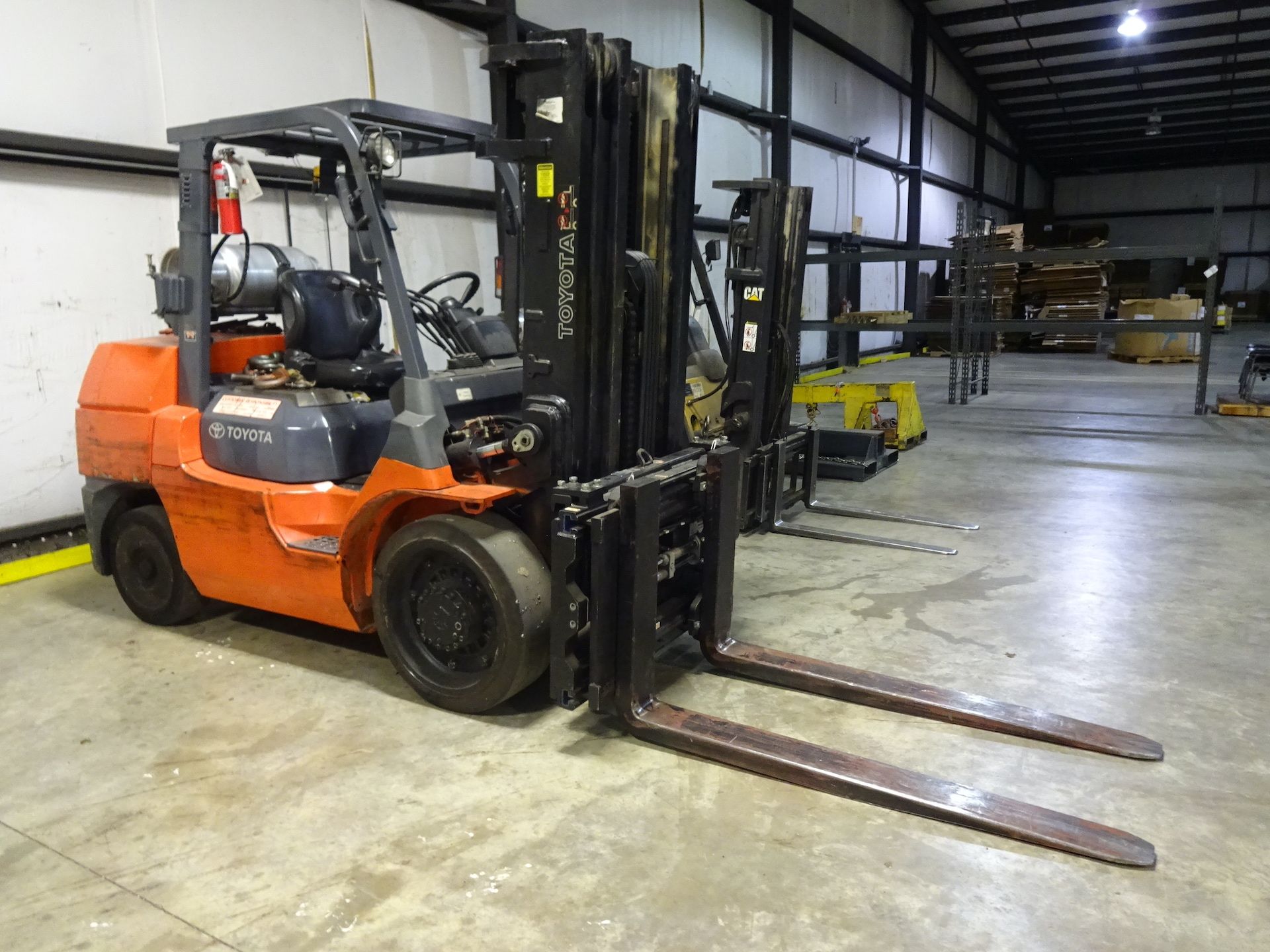 Toyota 8200 lb. Model 7FGCU55 LP Forklift Truck, S/N 60703, Solid Tires, 188 in. Max. Lift, 3- - Image 4 of 5