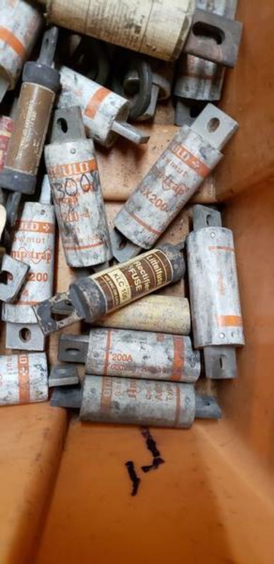 TUB OF ASSORTED FUSES AS SHOWN - Image 3 of 6