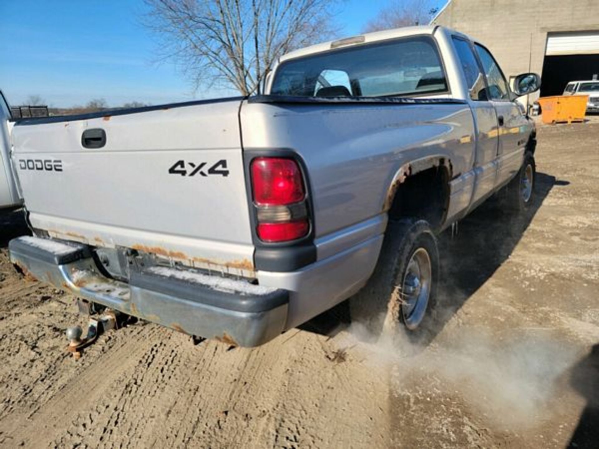 1998 DODGE RAM 1500 EXTENDED CAB 4X4 TRUCK - RUNS GOOD - SALVAGE TITLE - 164,640 MILES - Image 2 of 9