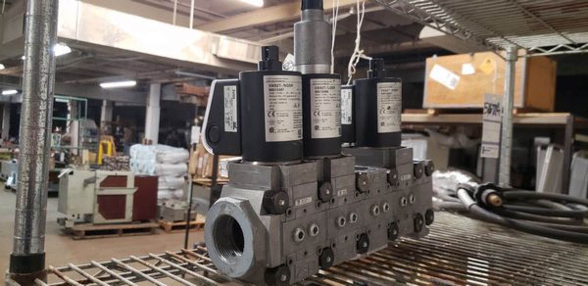 HONEYWELL KROMSCHRODER SOLENOID VALVES WITH MANIFOLD - Image 2 of 5