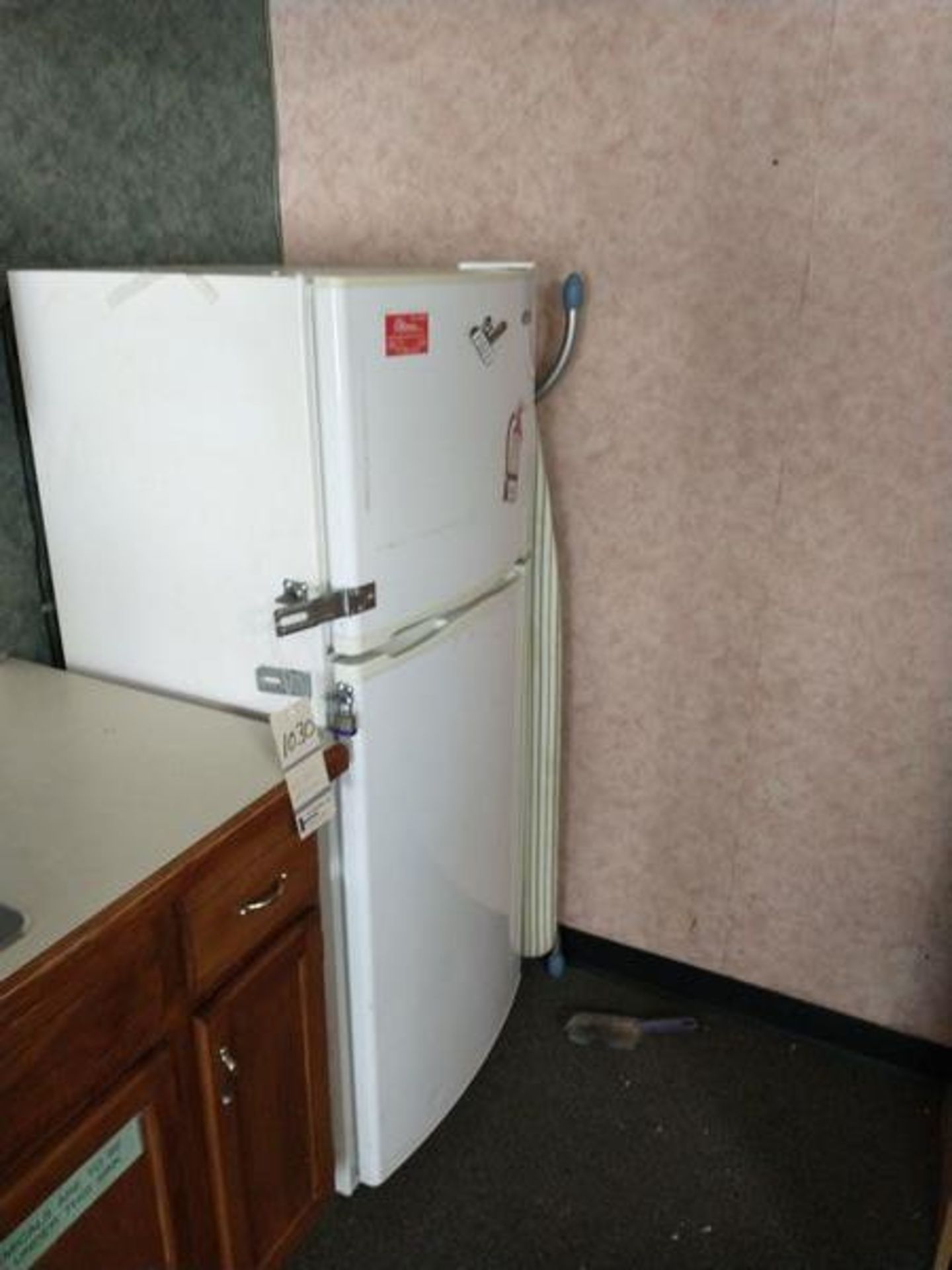 WHIRLPOOL REFRIGERATOR - Image 2 of 3