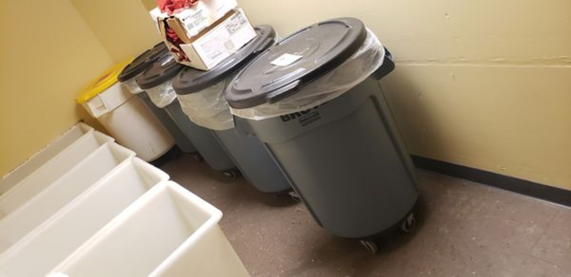 5 ROLLING TRASH CANS WITH BIOHAZARD BAGS