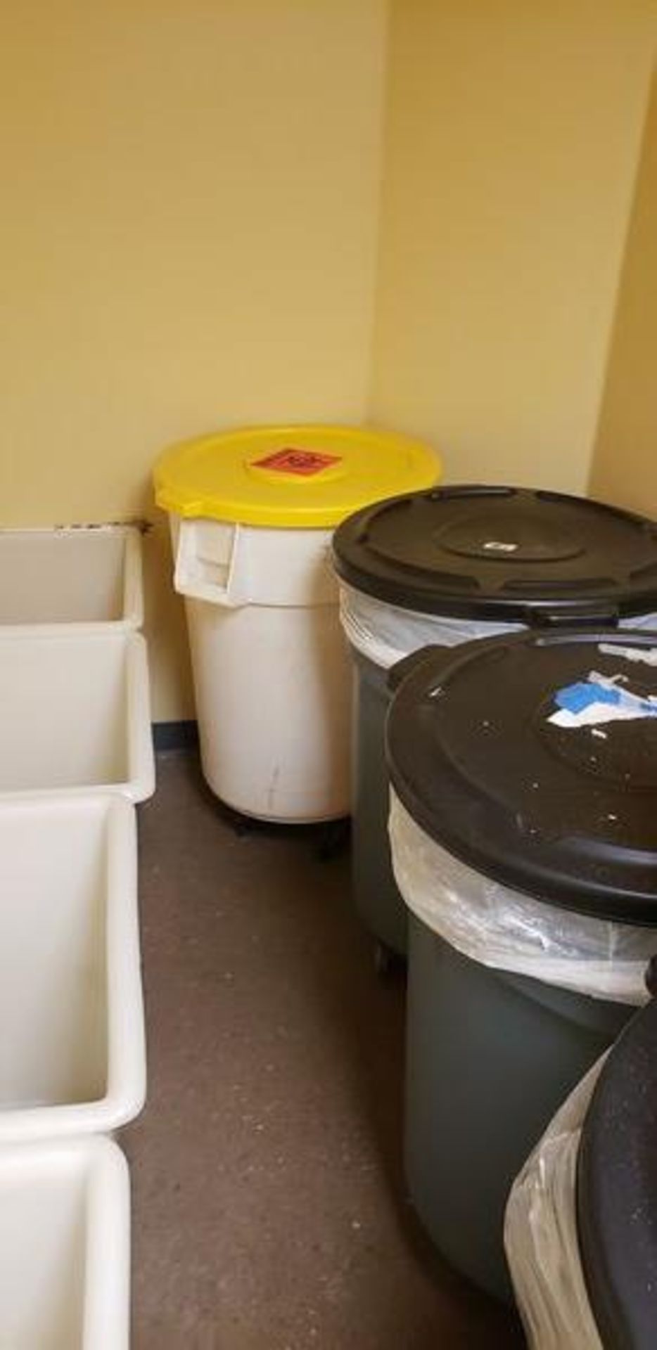 5 ROLLING TRASH CANS WITH BIOHAZARD BAGS - Image 4 of 4