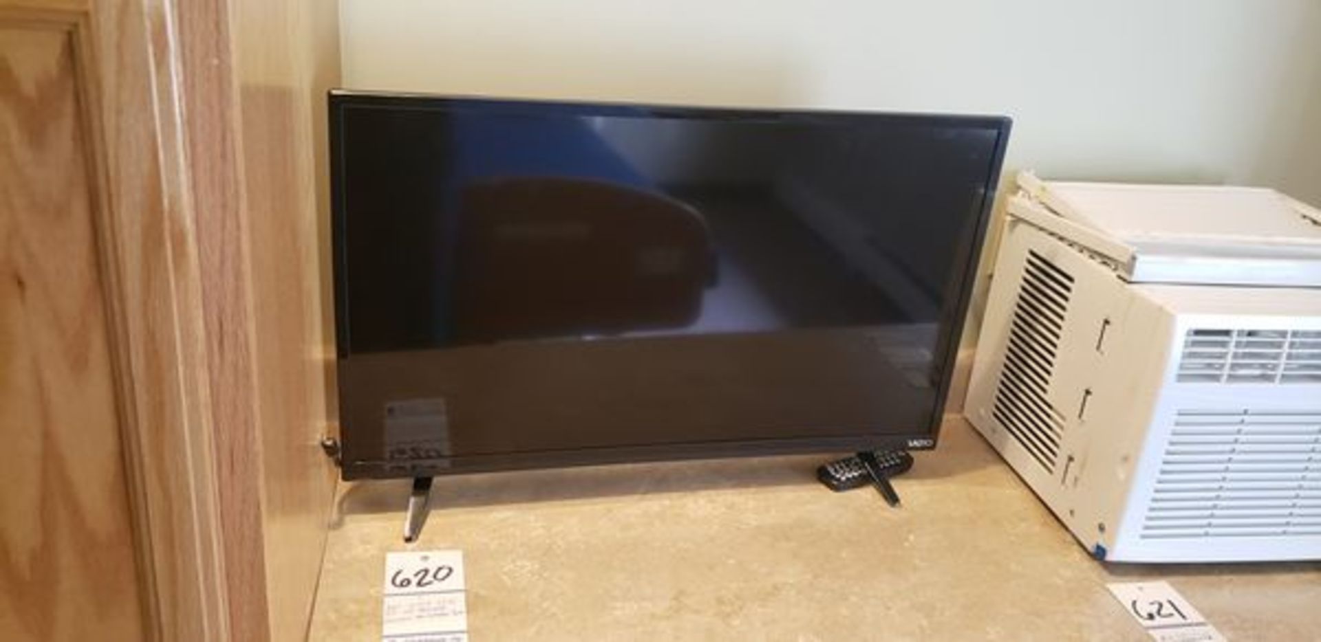 32" VIZIO LCD TV WITH REMOTE MODEL # D32HN-E4