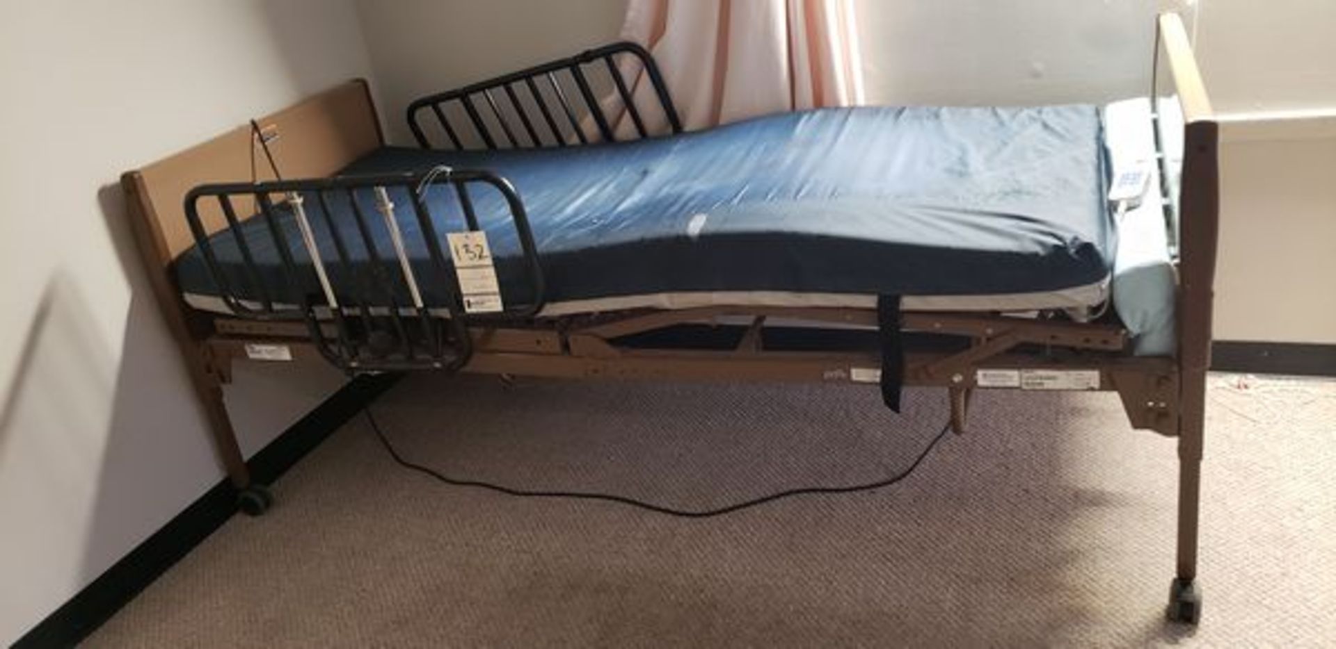 INVACARE HOSPITAL BED MODEL 54901VC