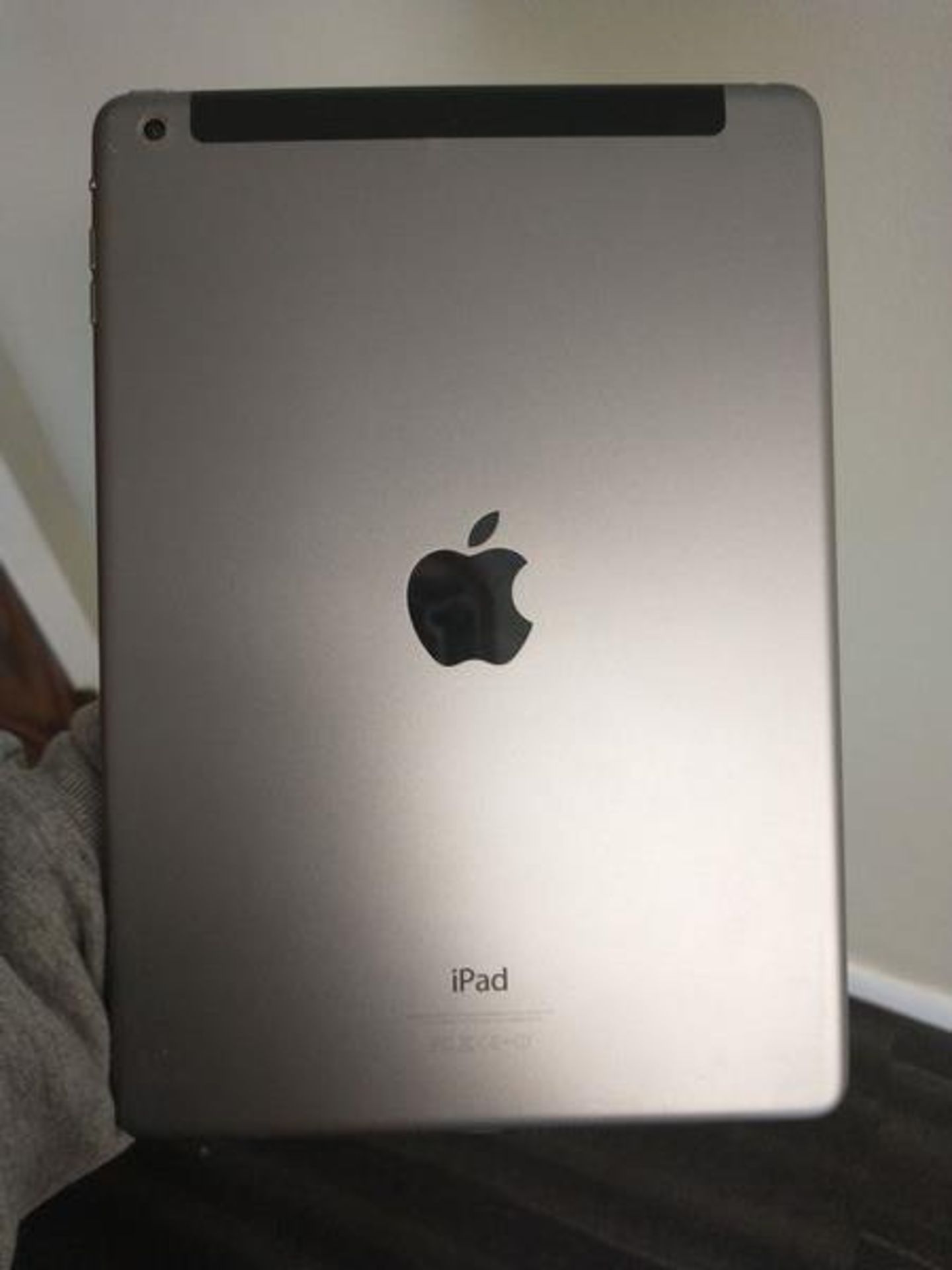 IPAD AIR MODEL ME993LL/A WITH STAND - Image 4 of 10