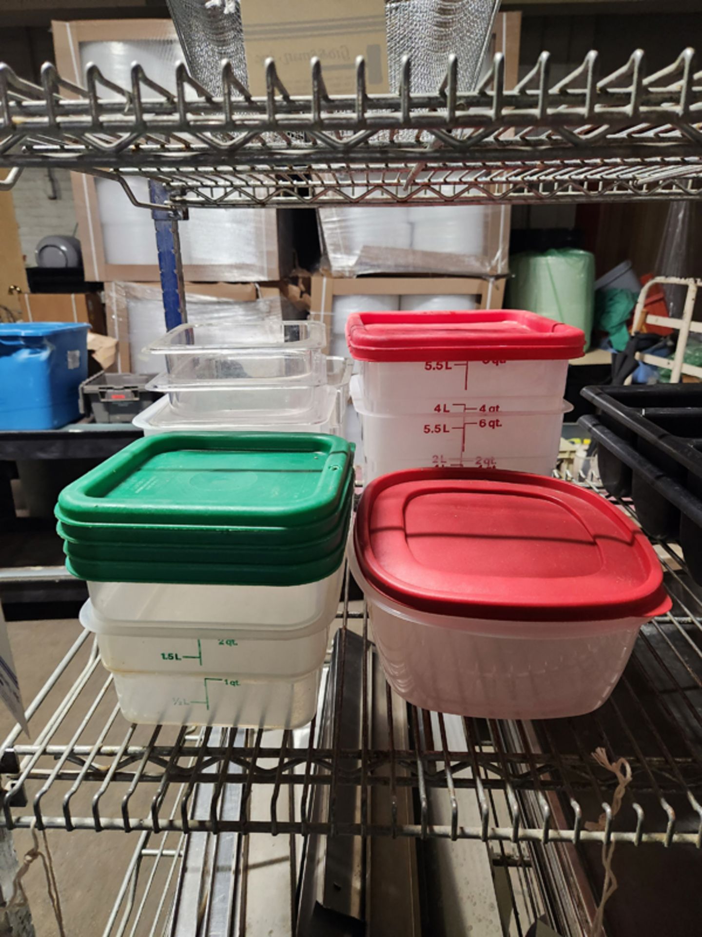 LOT OF FOOD STORAGE CONTAINERS