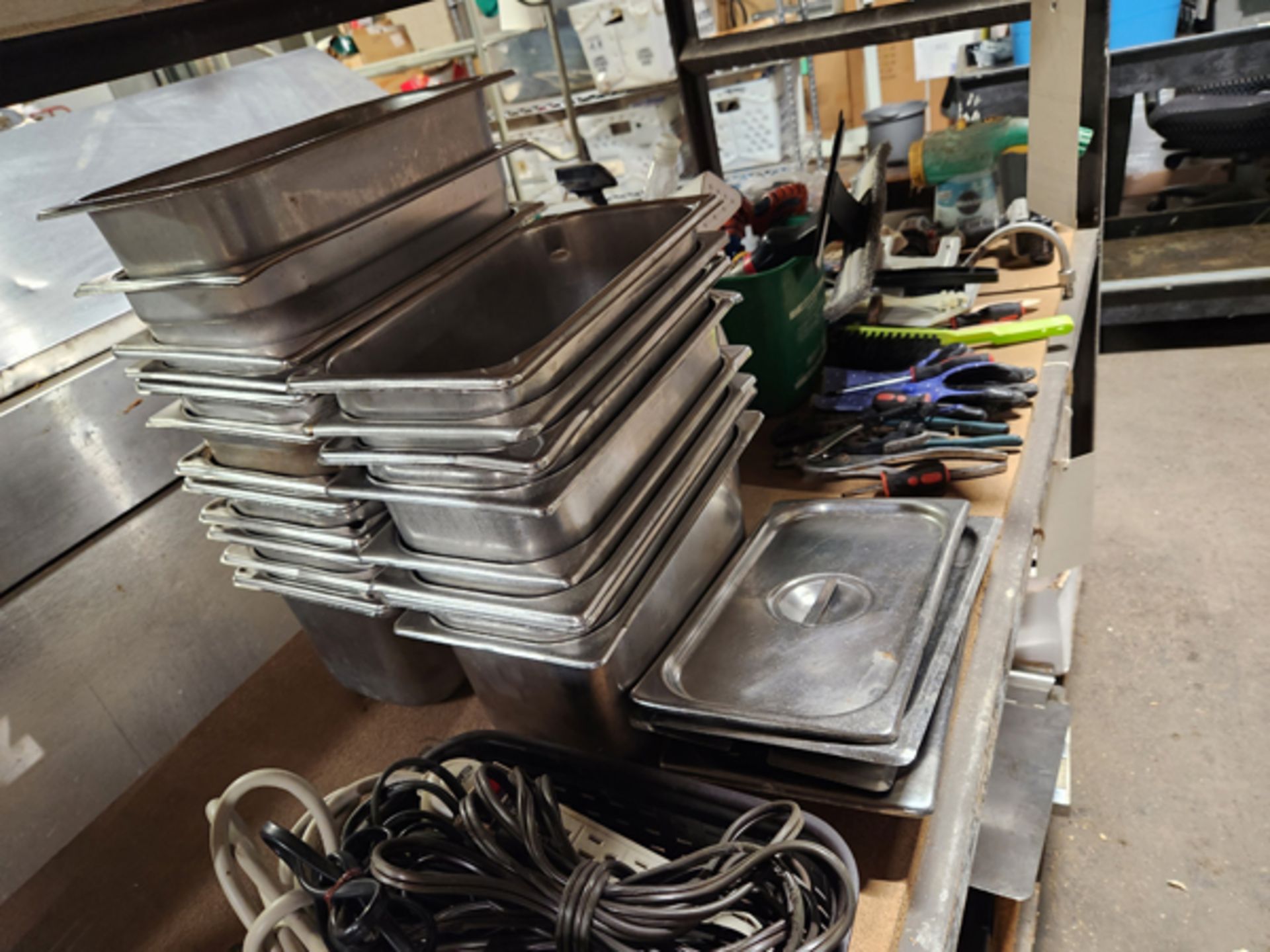 20 STAINLESS INSERT PANS WITH 4 LIDS - Image 2 of 3