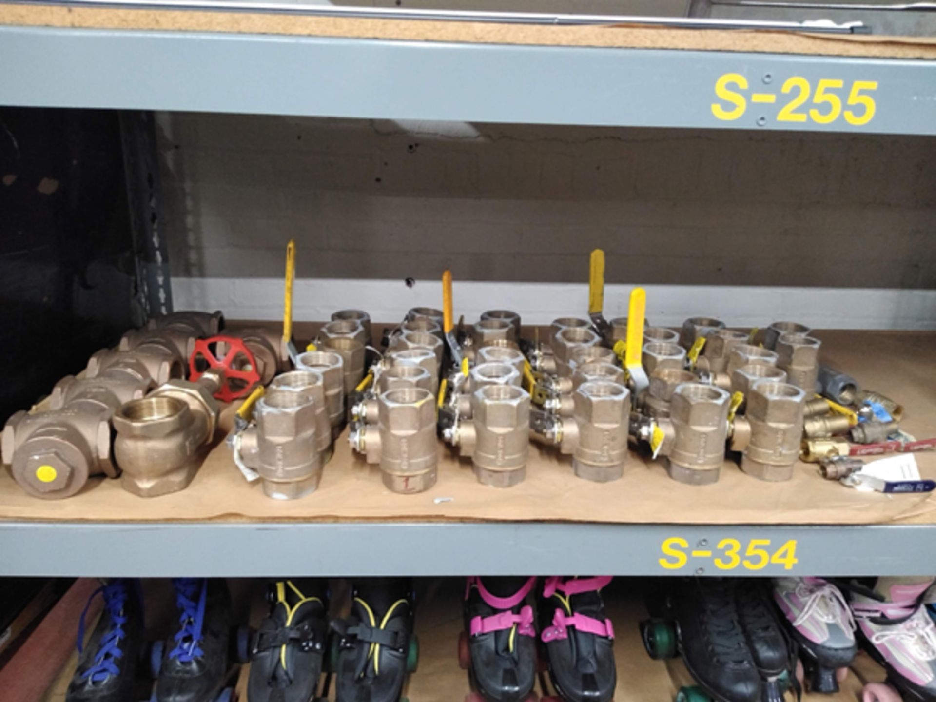 LOT OF ASSORTED BRASS VALVES