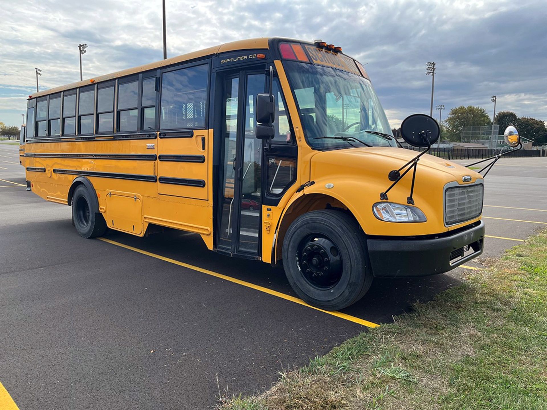 2008 20-passenger Thomas SAF-T-LINER C2 with Wheelchair Lift, 232,867 miles, DDS 5.1L engine Detroit - Image 2 of 12