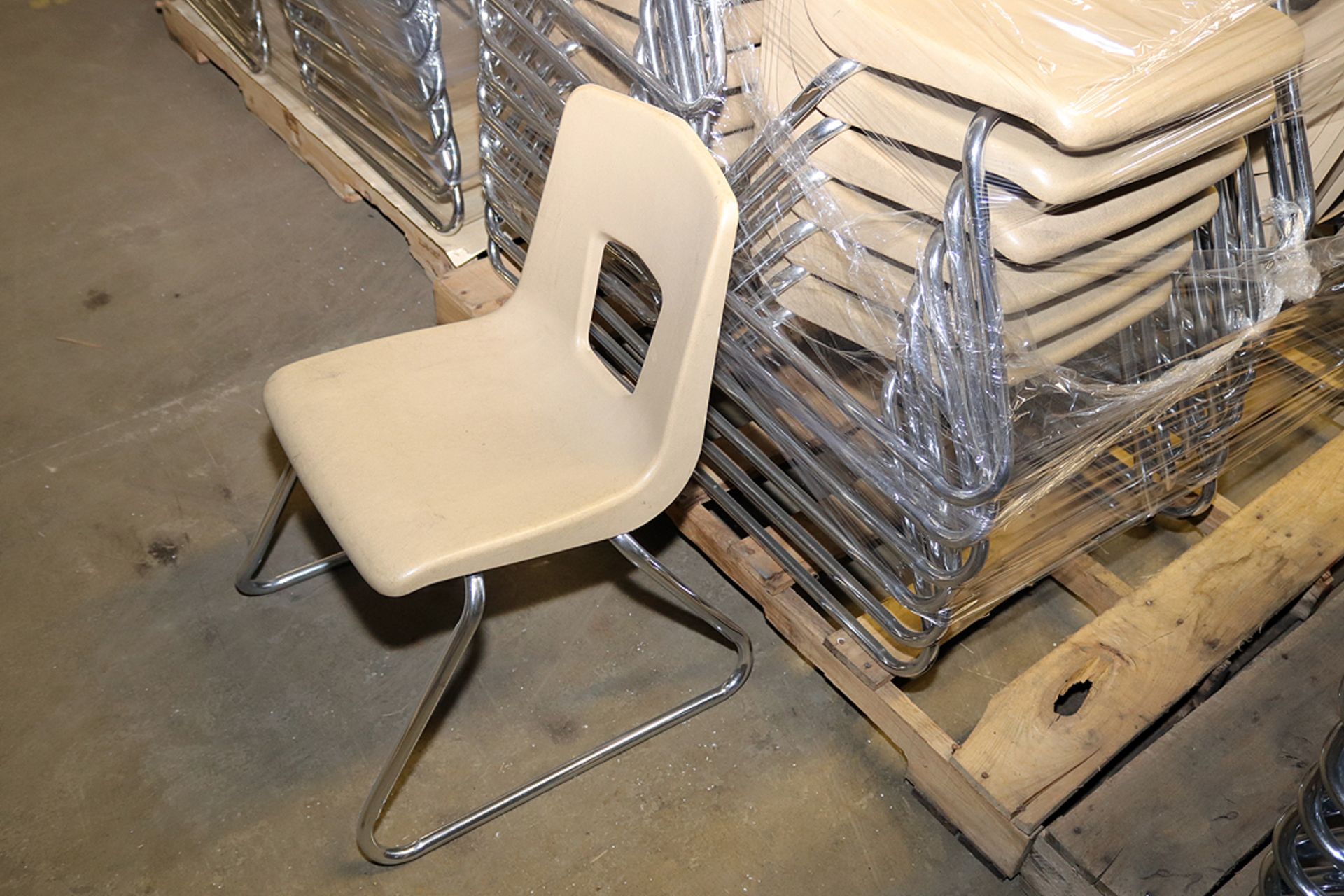 Lot of (29) Beige Stackable chairs, large - Image 3 of 3