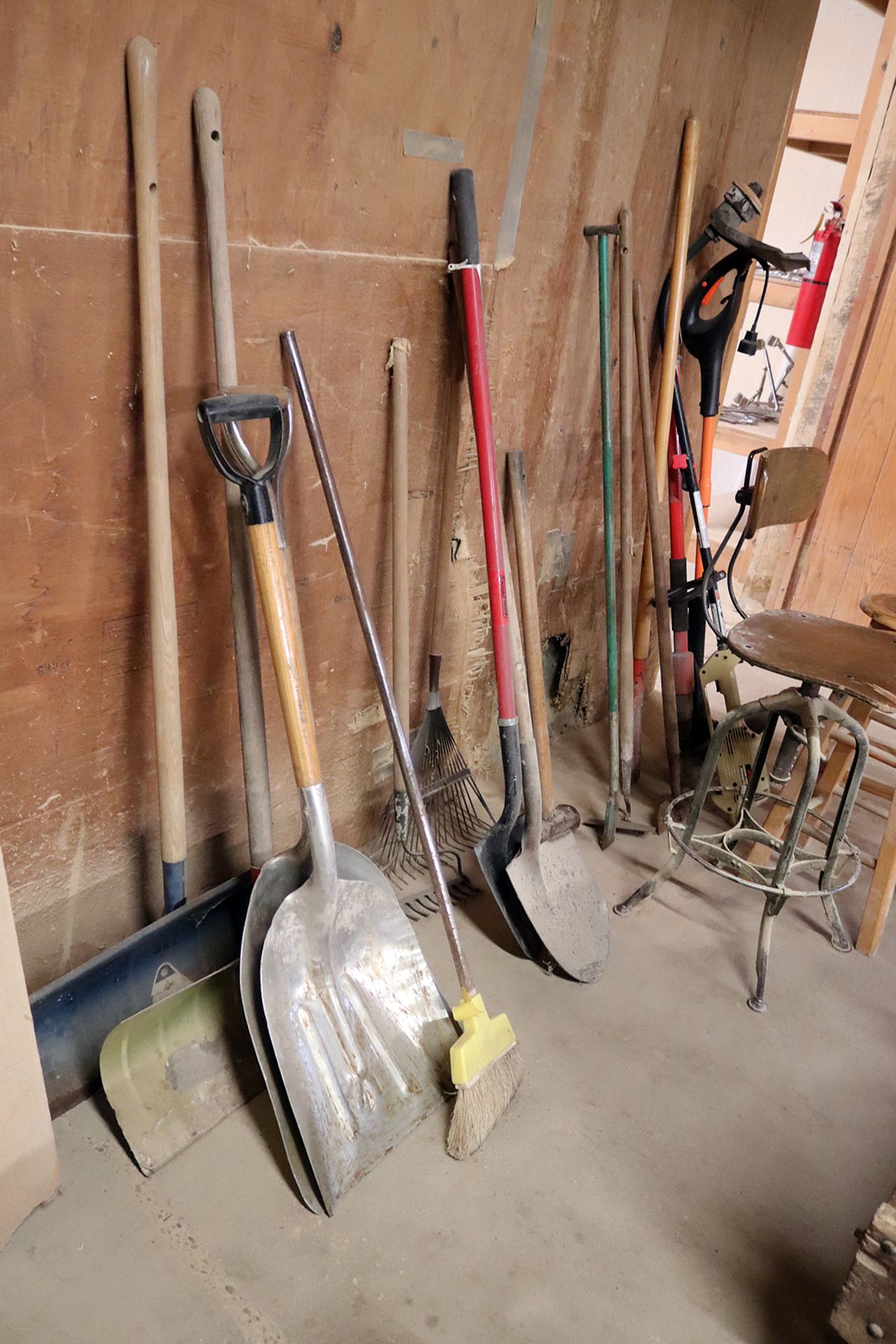 Shovels, Rakes, other hand tools and stools - Image 3 of 6