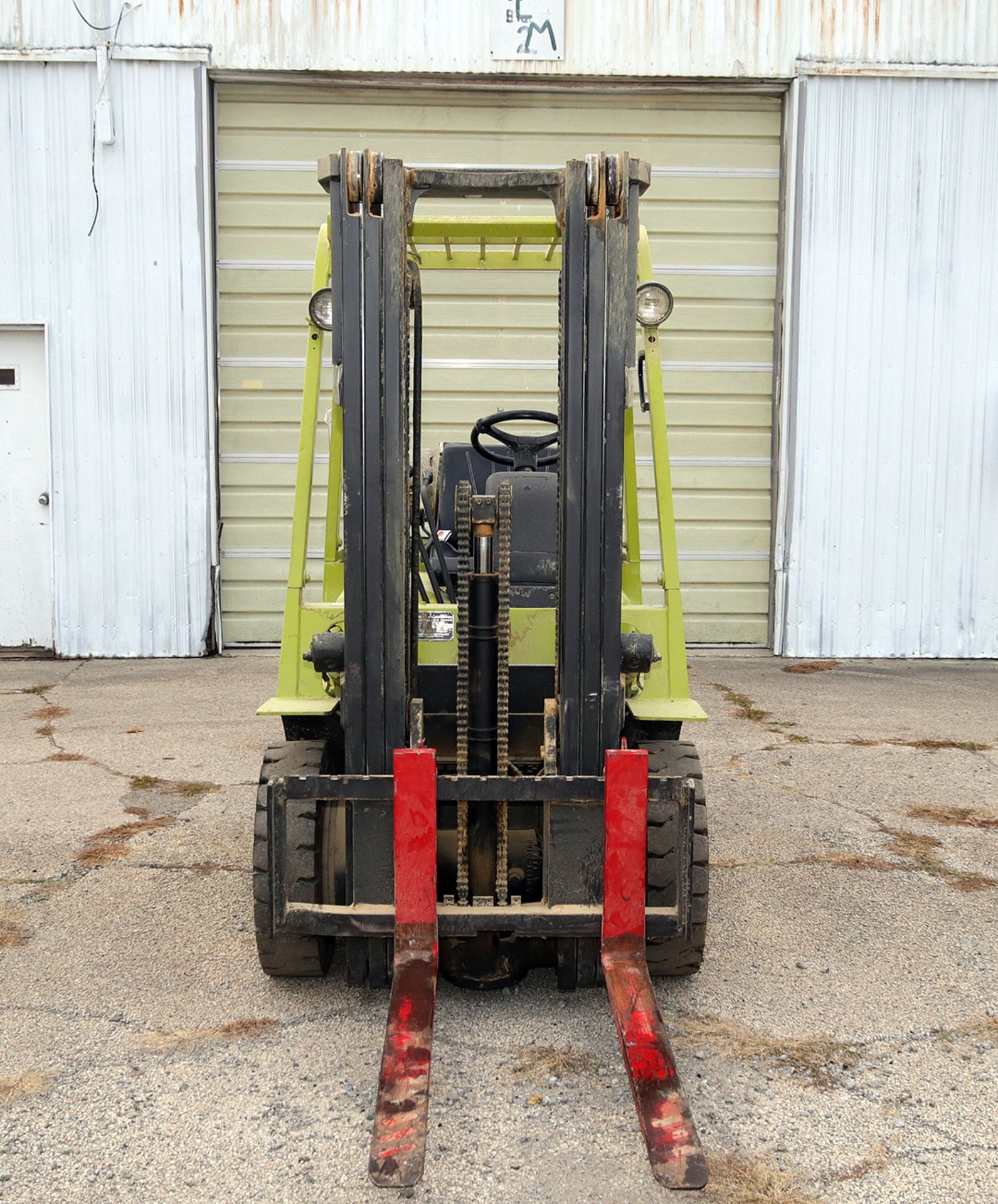 Mitsubishi Model FG25K 4K Lb LP gas forklift, tank not included, 3 stage mast, 42" forks, 7.00-12 - Image 2 of 13