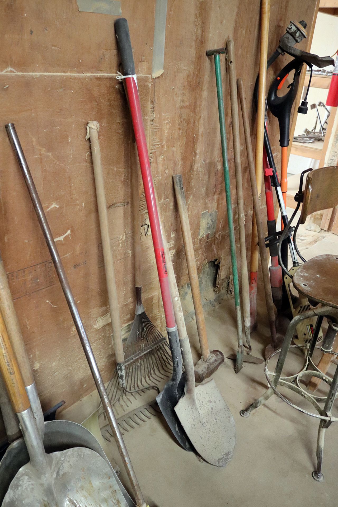 Shovels, Rakes, other hand tools and stools - Image 4 of 6