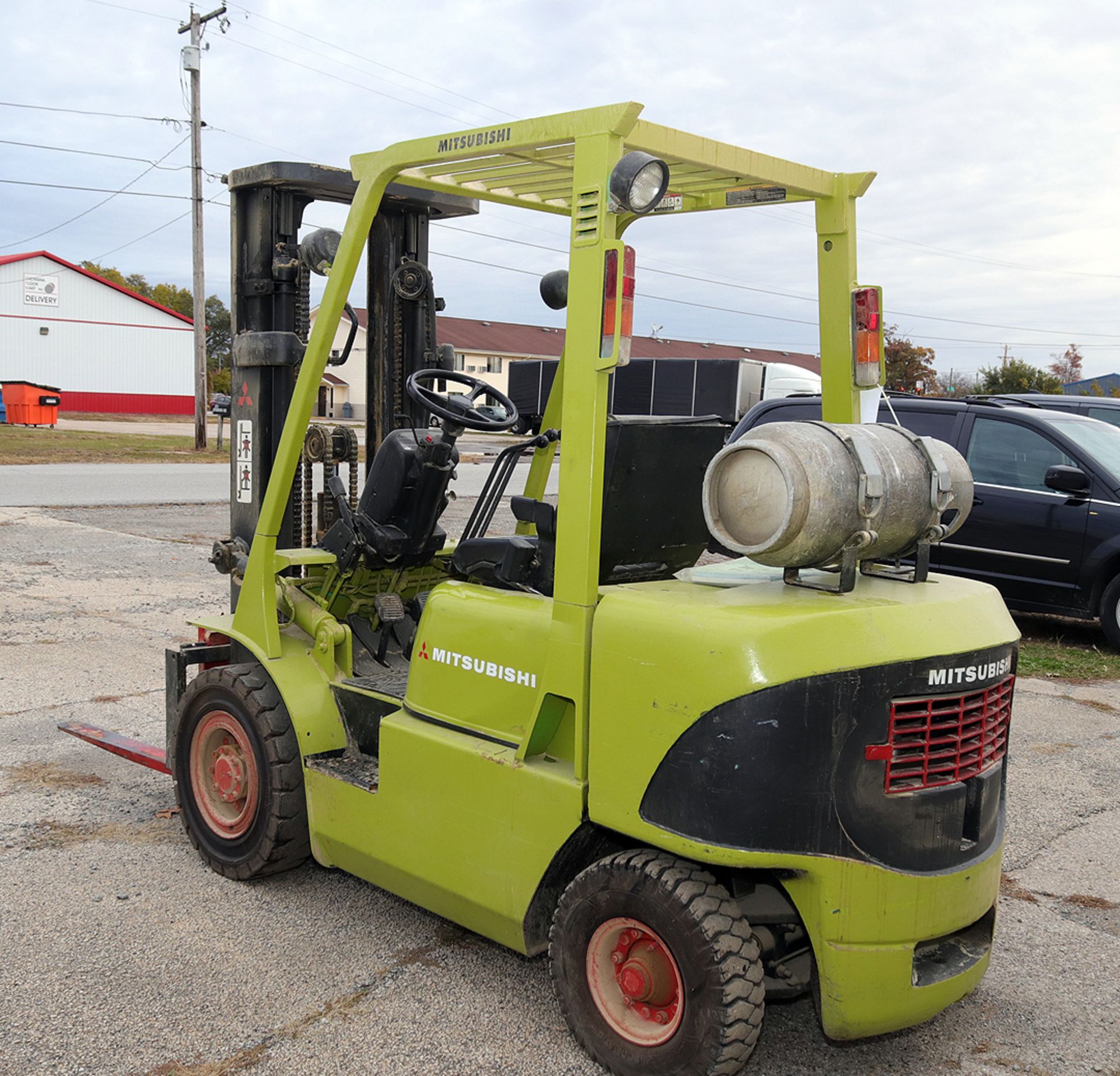 Mitsubishi Model FG25K 4K Lb LP gas forklift, tank not included, 3 stage mast, 42" forks, 7.00-12 - Image 4 of 13