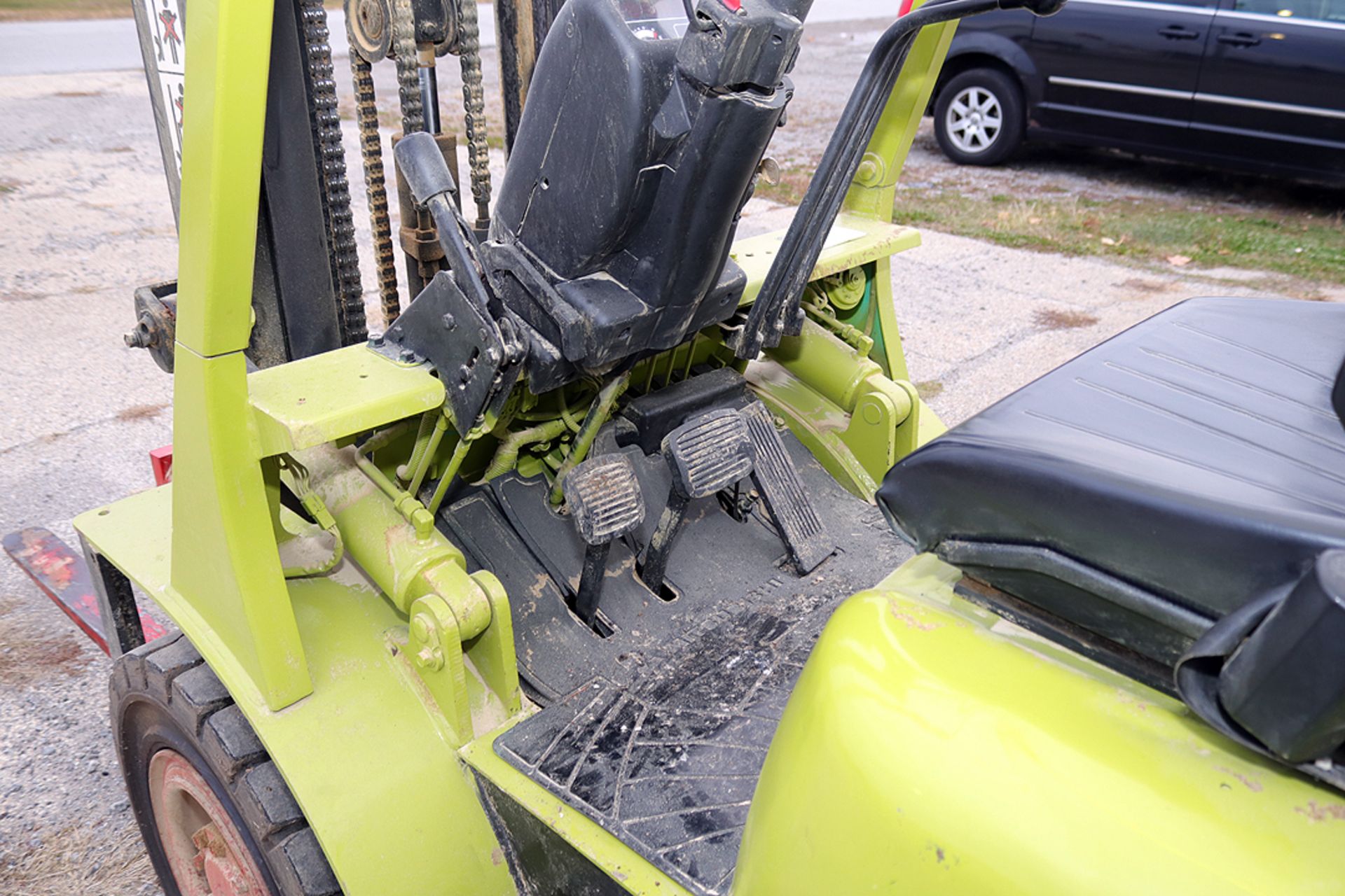 Mitsubishi Model FG25K 4K Lb LP gas forklift, tank not included, 3 stage mast, 42" forks, 7.00-12 - Image 9 of 13