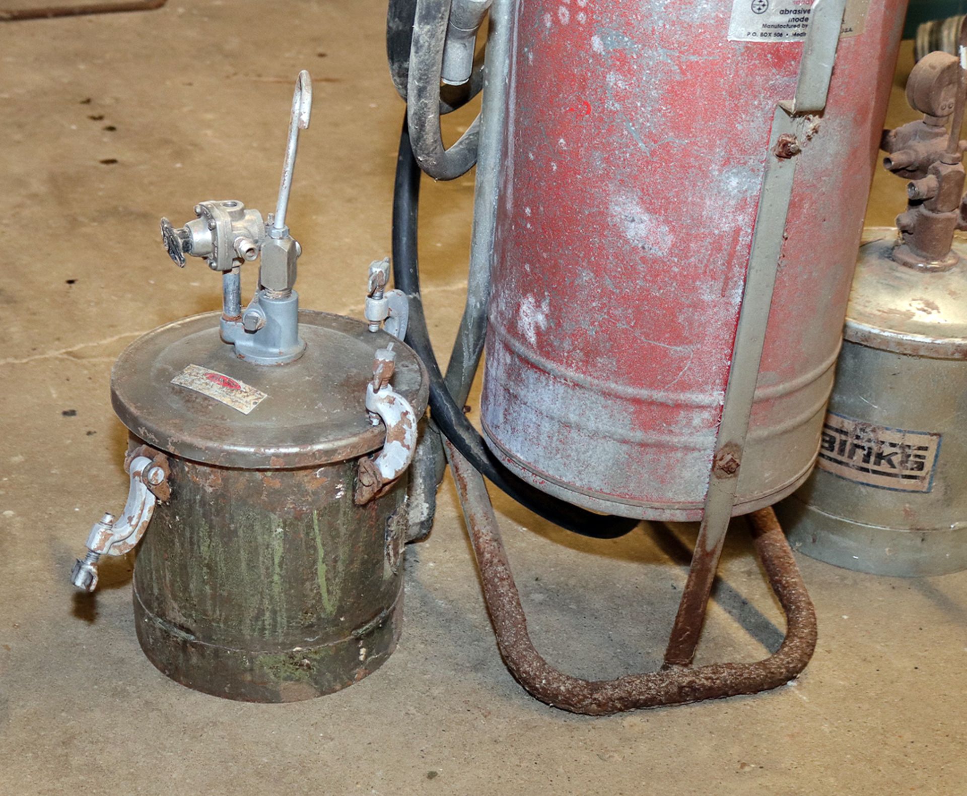 (2) Binks spray paint cans and a sandblasting unit - Image 3 of 4