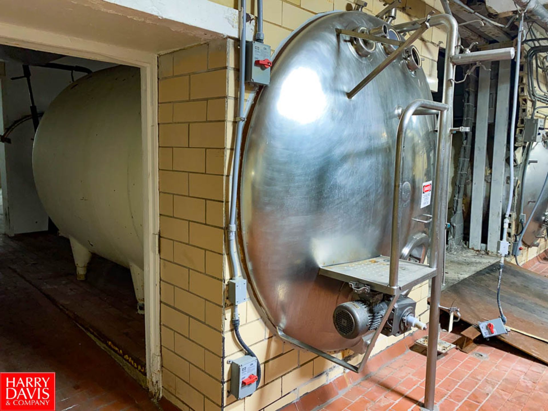 Chicago Stainless 3,000 Gallon Tank, with S/S Front - Rigging Fee $2,500 - Image 2 of 4