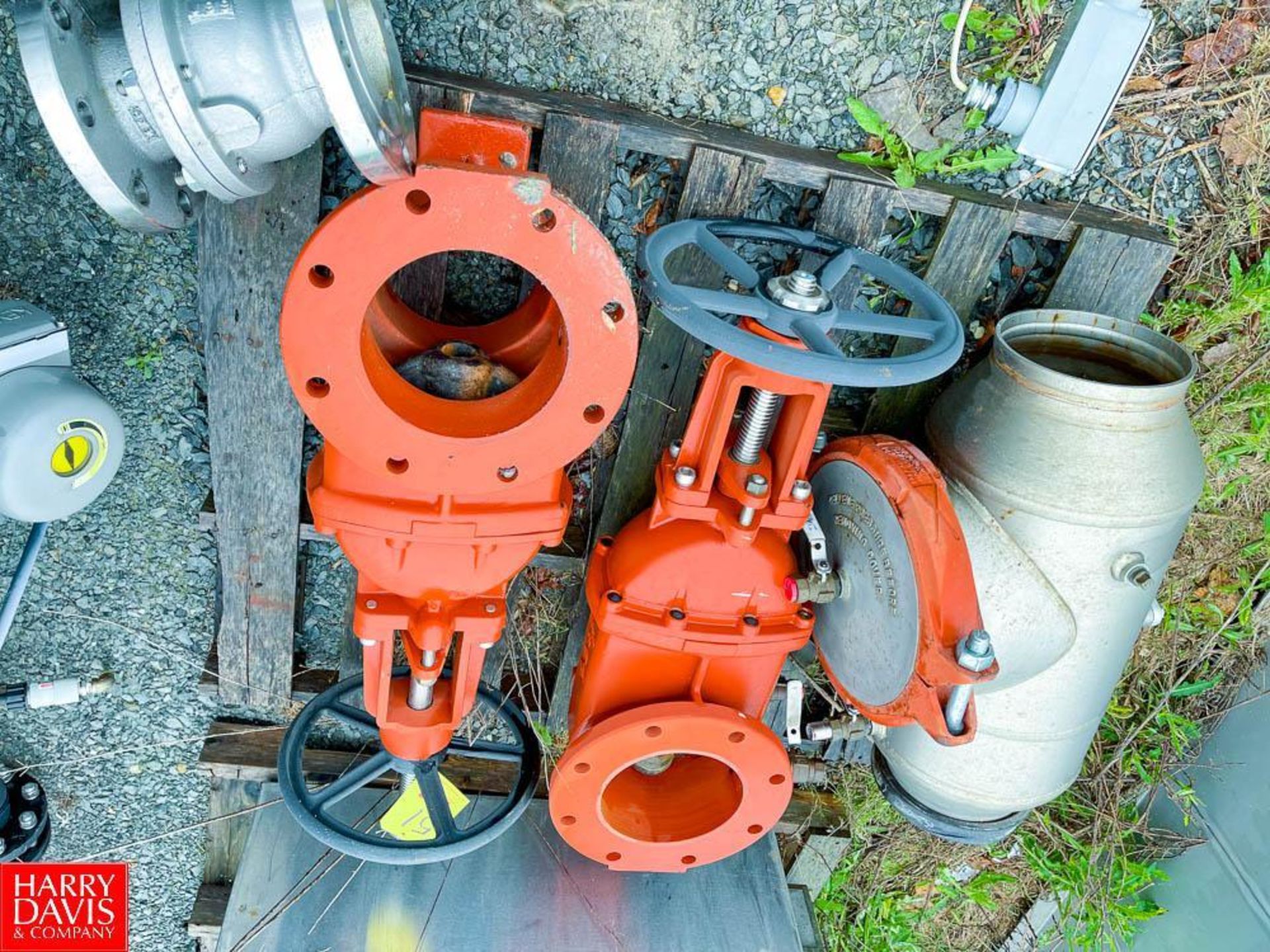 (2) 8" Gate Valves, (1) 3.5" Gate Valve and (1) 8" Trap - Rigging Fee: $100