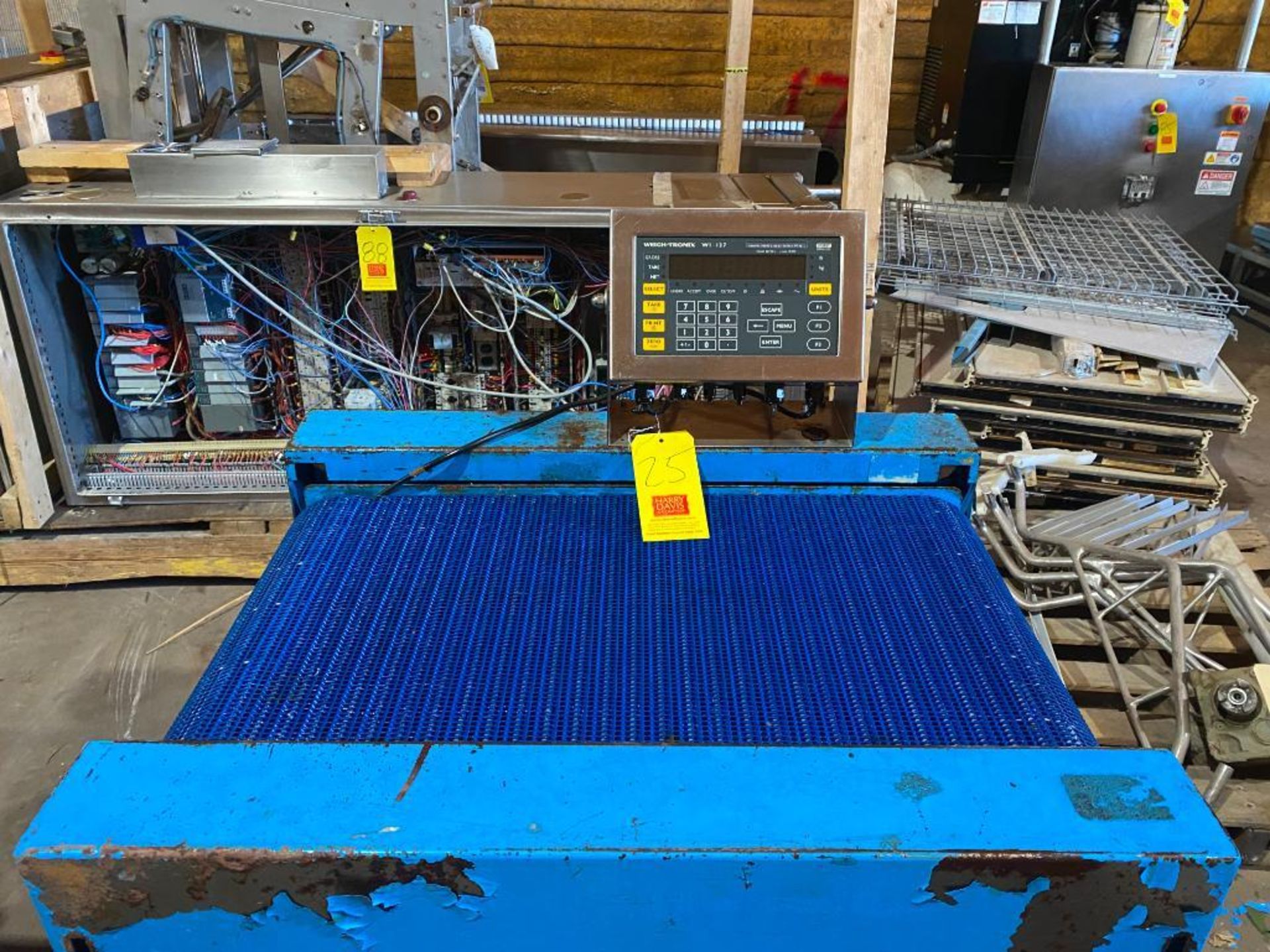 Weigh-Tronix Vibratory Scale with WI-127 HMI and Conveyor, Dimensions = 34" x 17.75" (Location: Rice - Image 2 of 2