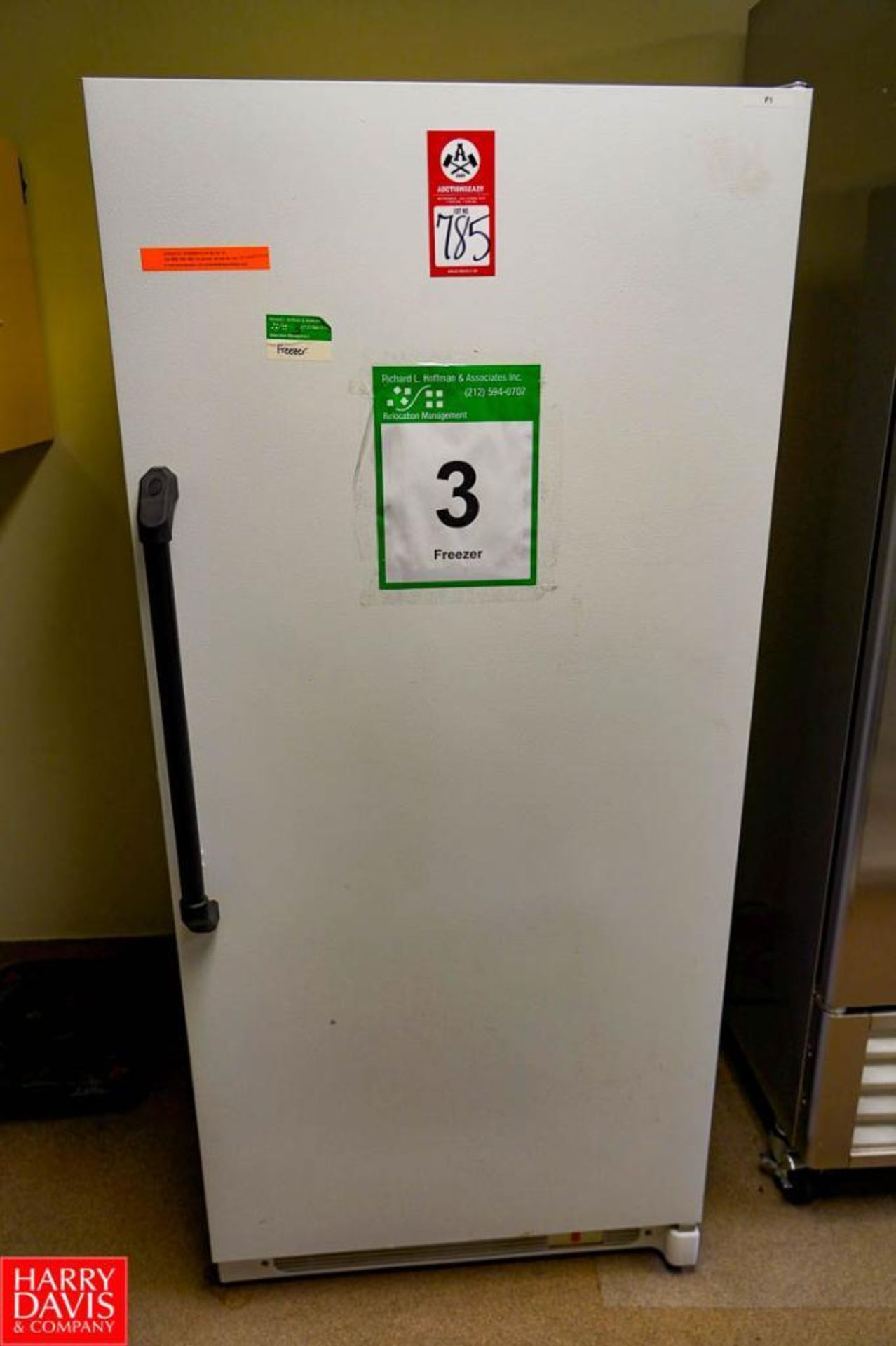 VWR Laboratory Freezer 28'' x 32'' x 71'' Tall, Temperature Range: -20C Degree (-4F), No. of Shelves - Image 2 of 4