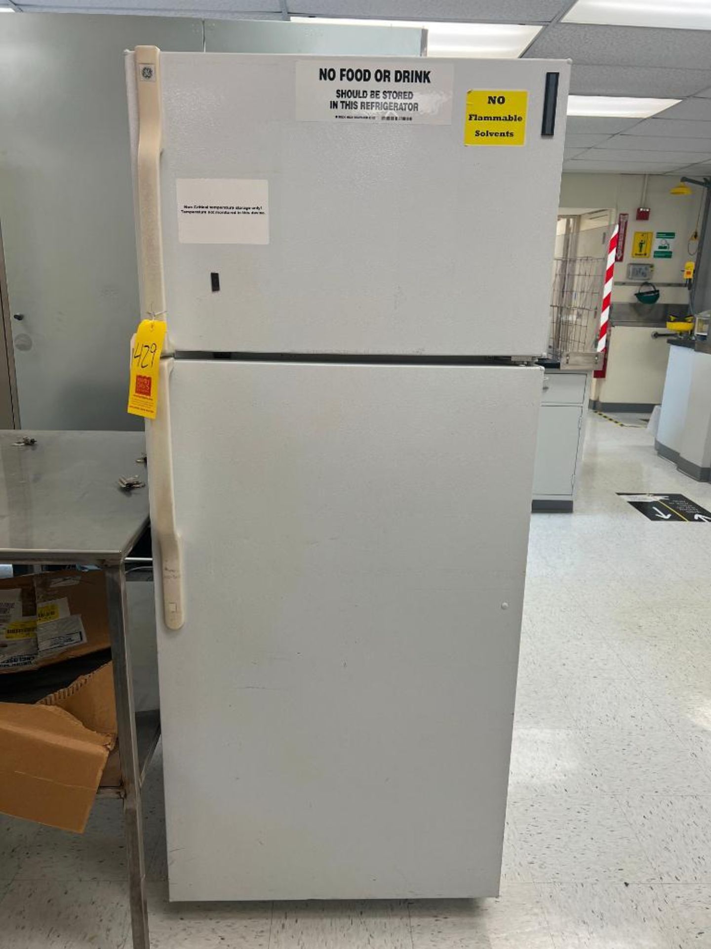 GE Refrigerator/Freezer, Model: GTS18HBMDRWW - Rigging Fee: $100