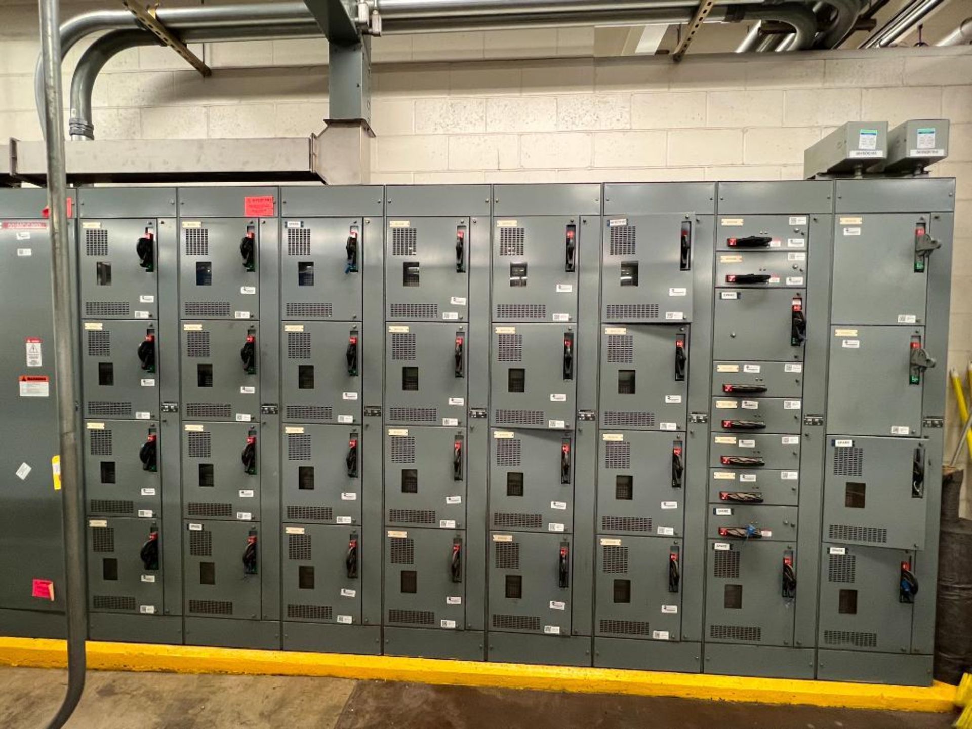 Allen-Bradley Bulletin Motor Control Center with (30) Disconnects, 2,000 AMP Horizontal Power - Image 2 of 9