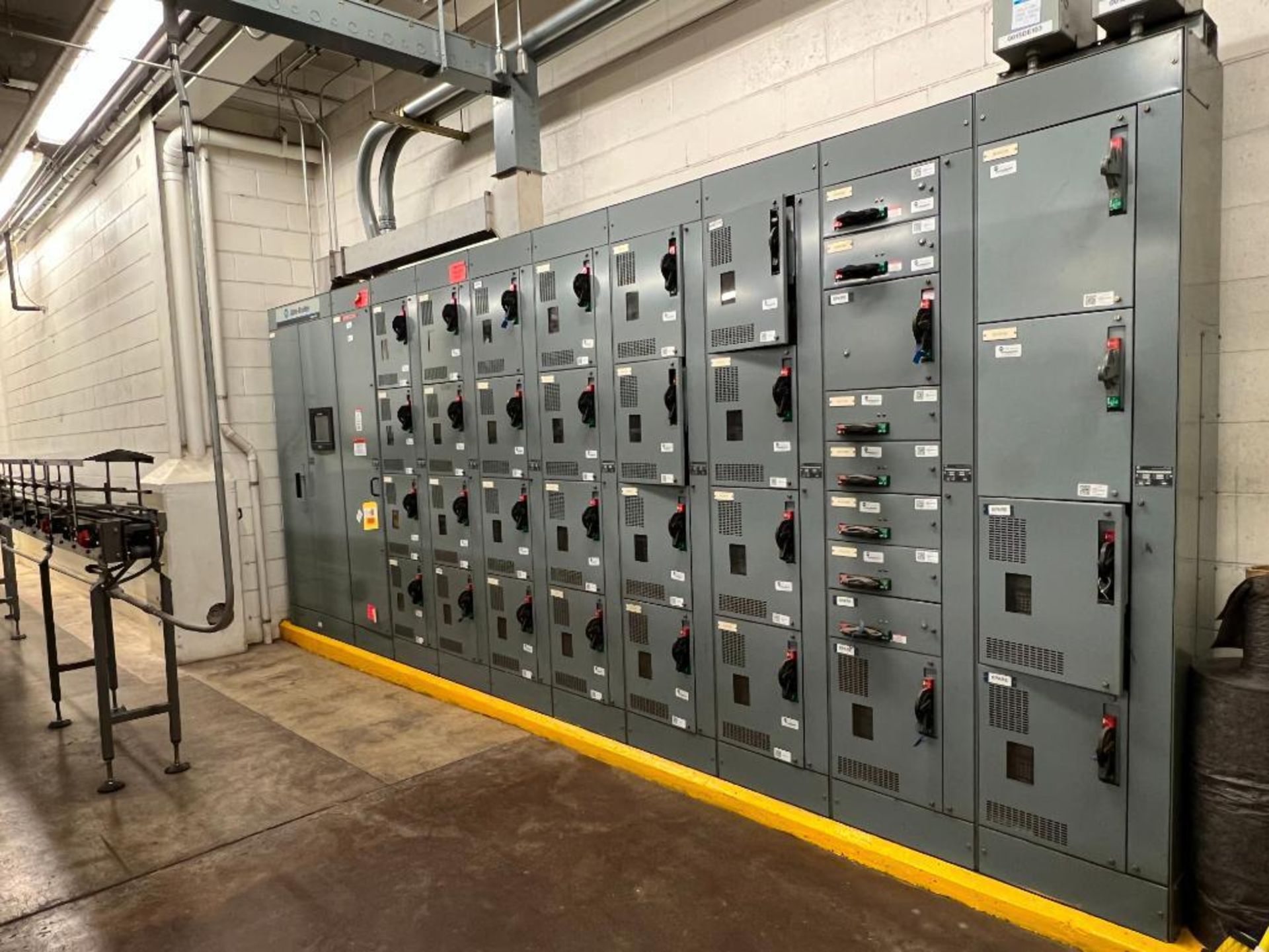 Allen-Bradley Bulletin Motor Control Center with (30) Disconnects, 2,000 AMP Horizontal Power - Image 3 of 9
