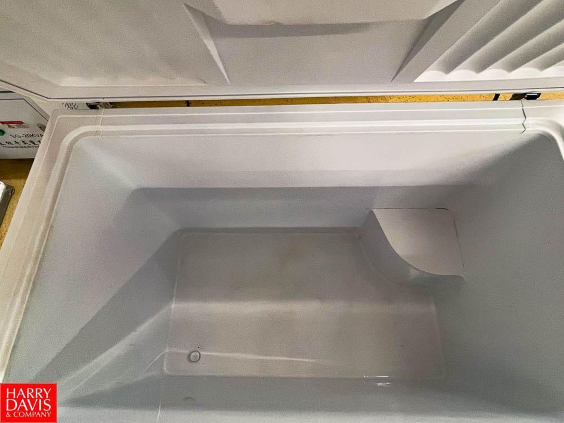 Whirlpool 46"W Reach In Chest Freezer - Image 2 of 2