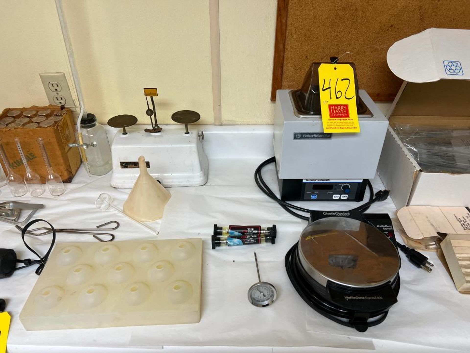 Fisher Scientific Isotemp Water Bath, Maxus Digital Scale, Chef's Choice Waffle Iron, Pipets, Sample - Image 4 of 5