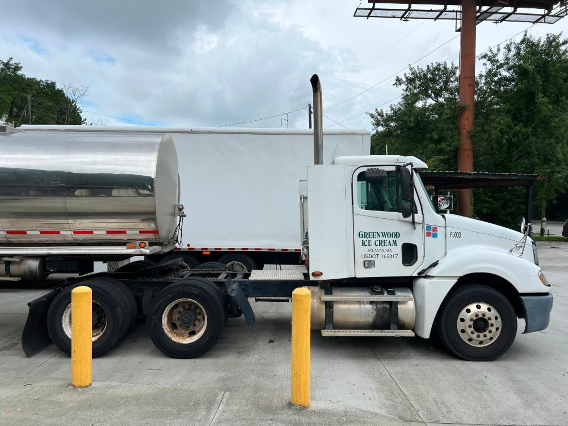 2006 Freightliners Tandem Axle Tractor with Detroit Desel, Series 60 and Engine Filler 10-Speed Tran