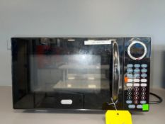 Sunbeam 900 Watt Microwave - Rigging Fee: $50