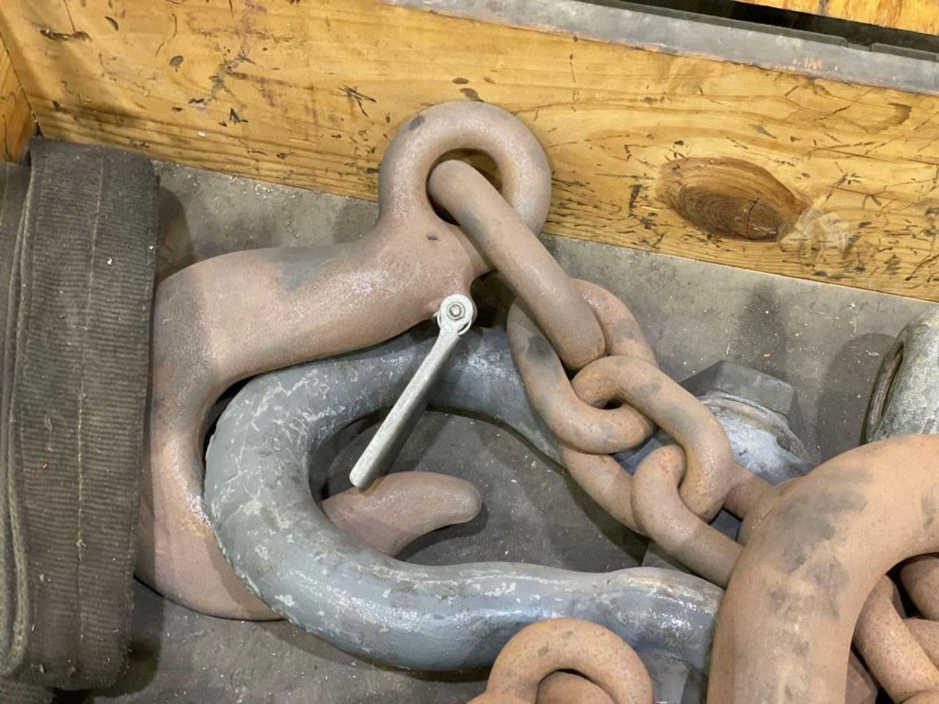 Crate: Assorted Size Shackles and Chains - See Photo - Image 3 of 6