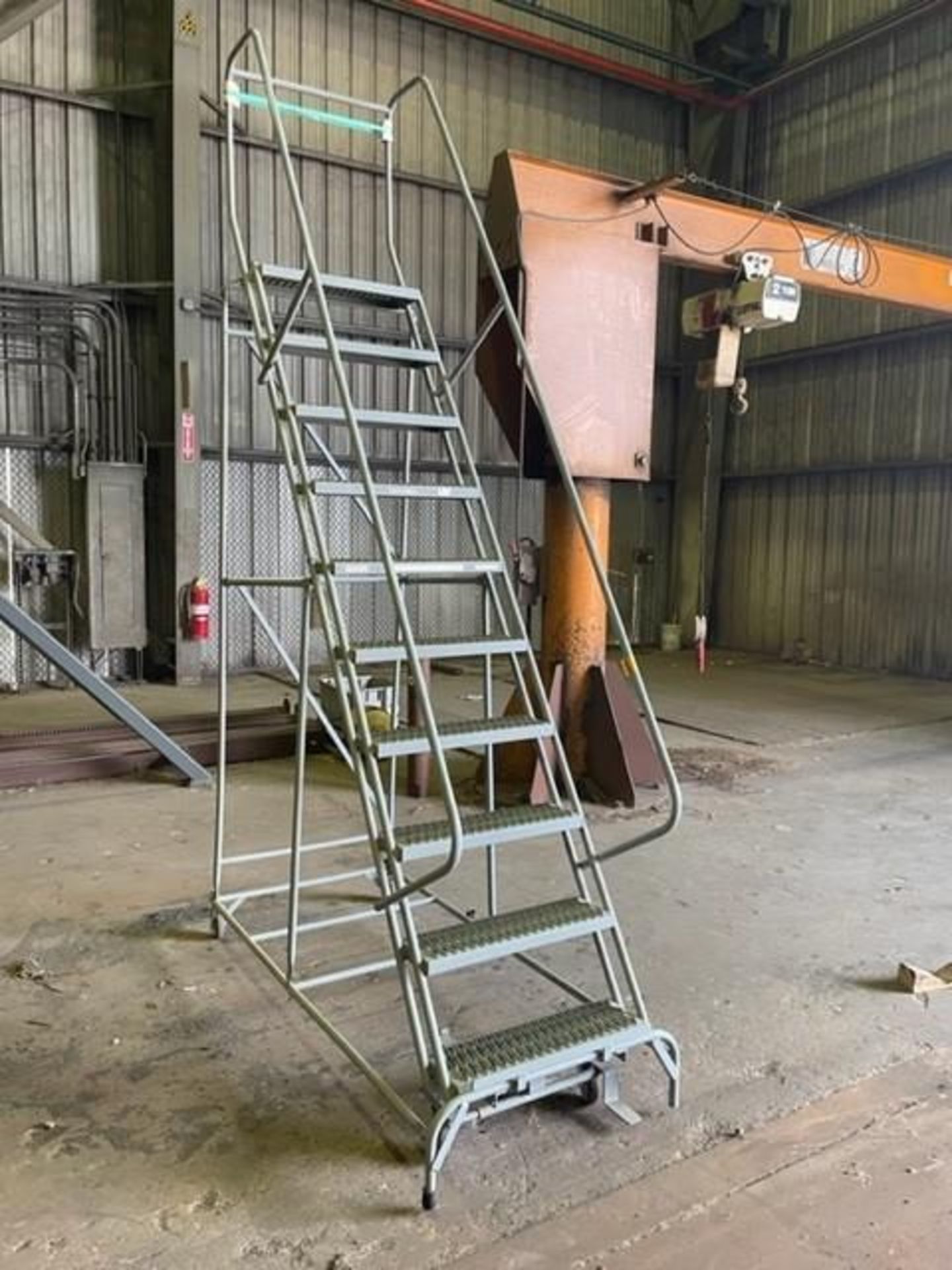 8' 6" Mobile Ladder