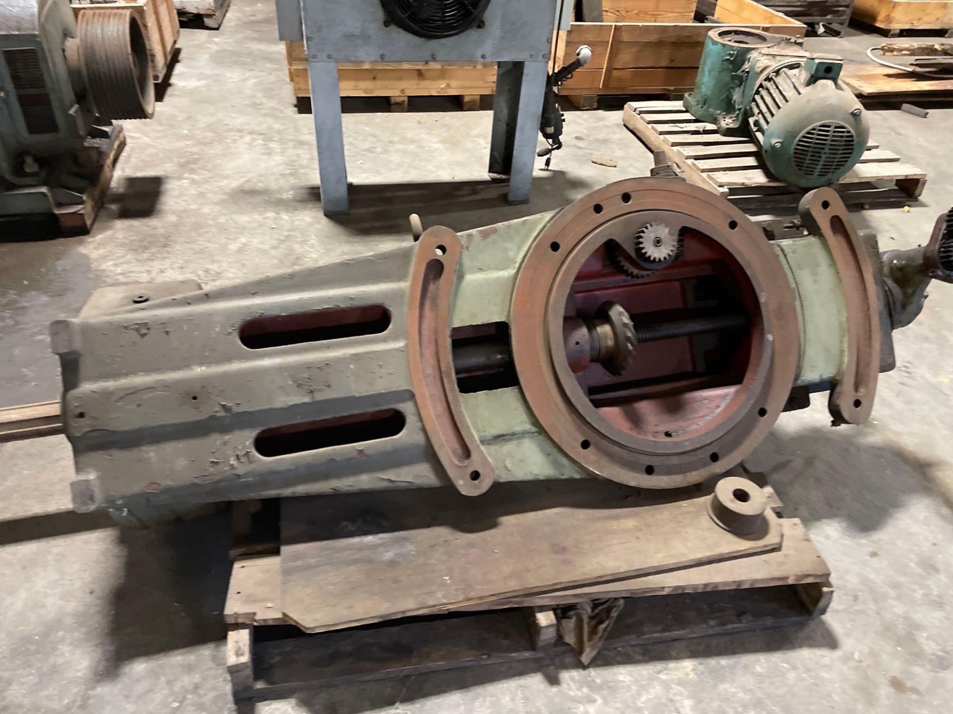Axial Centerpiece for Vertical Turret Lathe