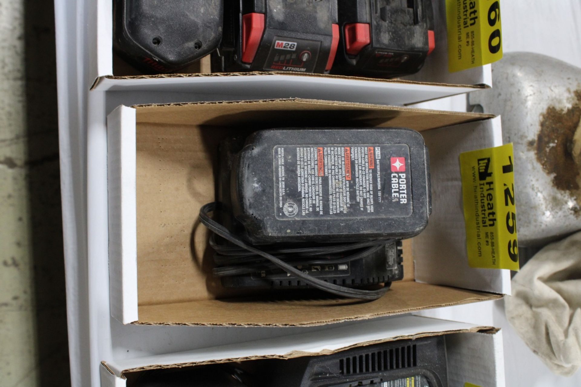 PORTER CABLE BATTERY CHARGER & 18V BATTERY