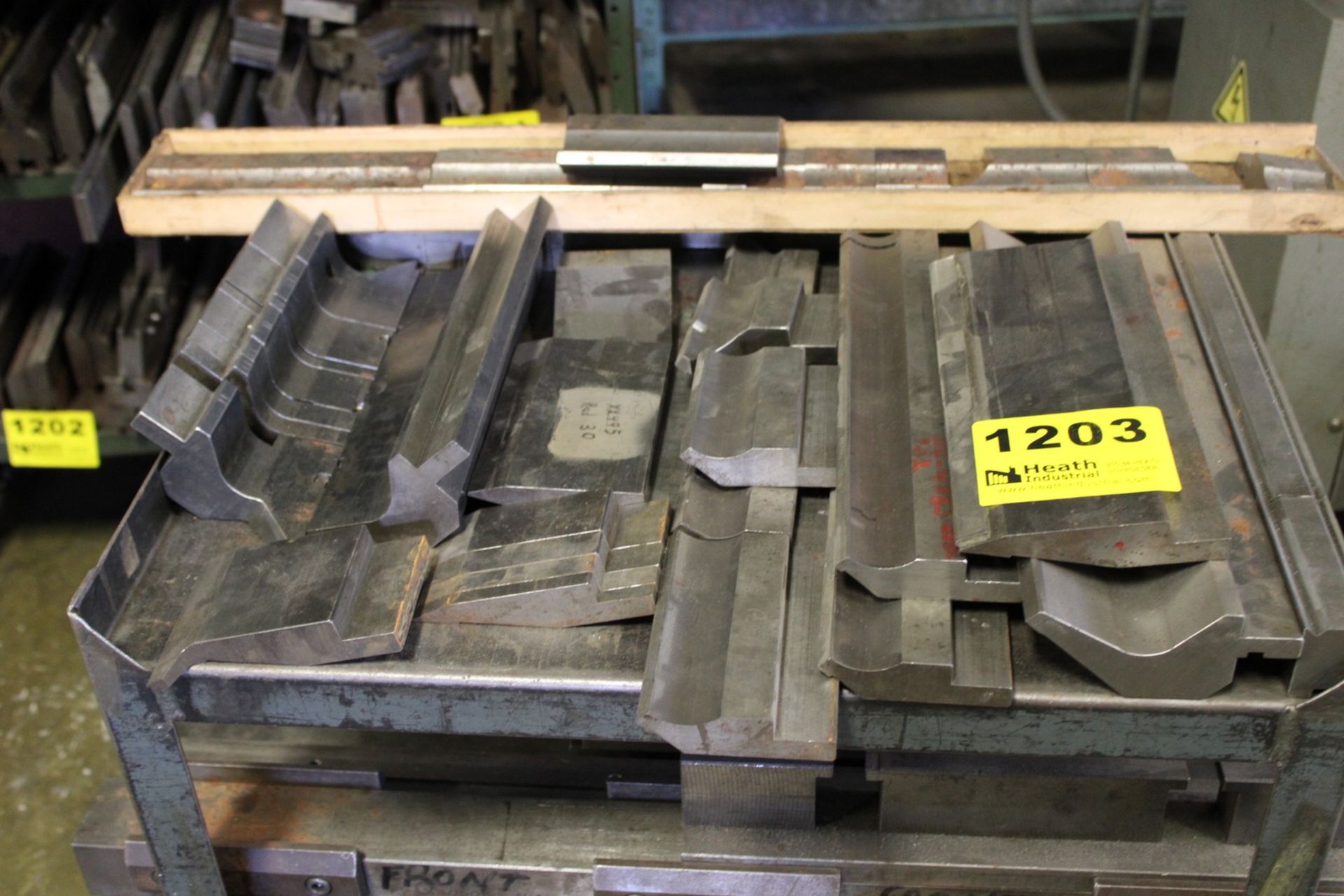 PORTABLE SHOP CART WITH ASSORTED PRESS BRAKE DIES - Image 3 of 3