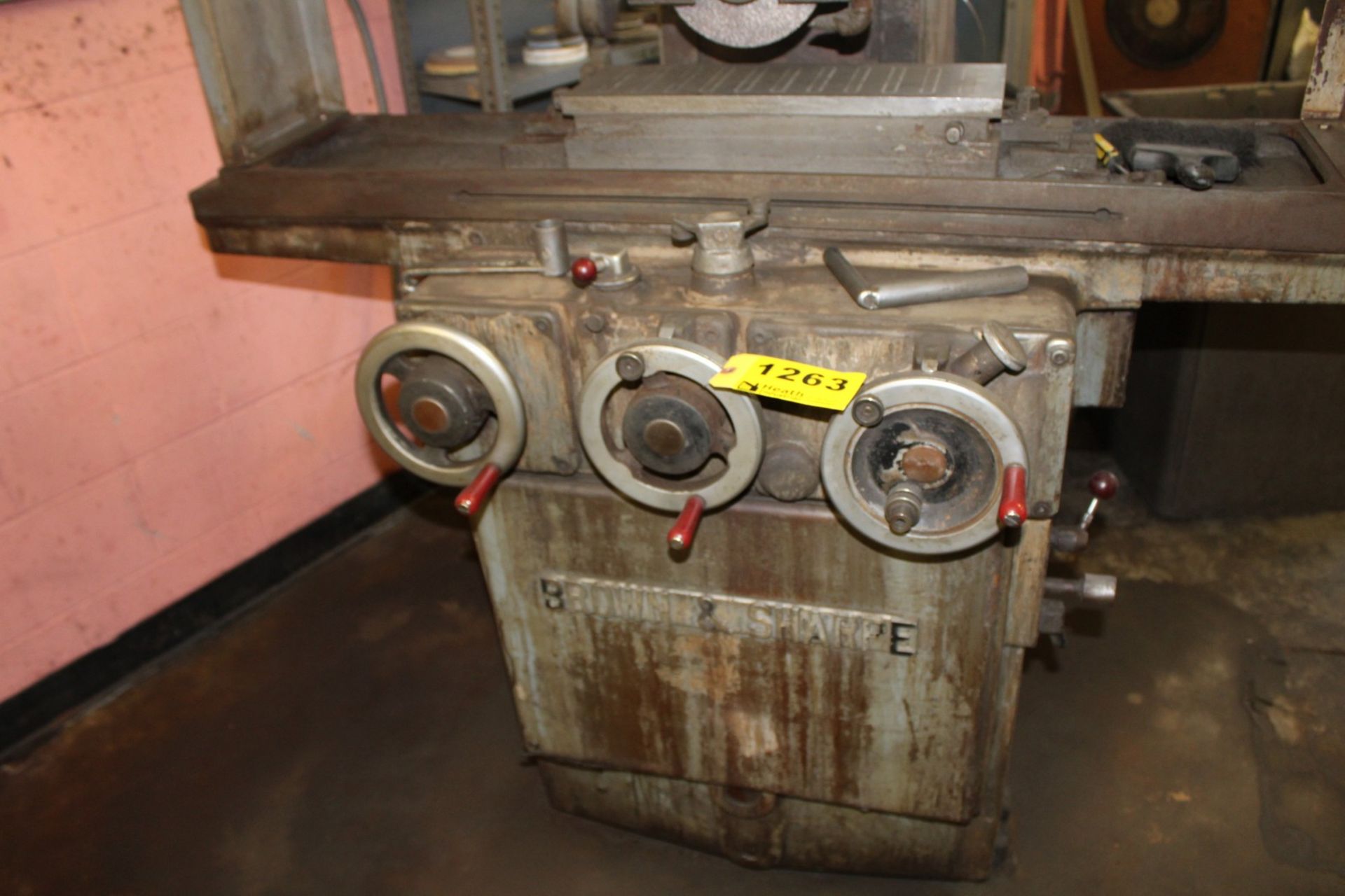BROWN & SHARPE NO. 618 HYDRAULIC SURFACE GRINDER: S/N 523-6181-159; 6” X 18” PERMANENT MAGNETIC - Image 5 of 5