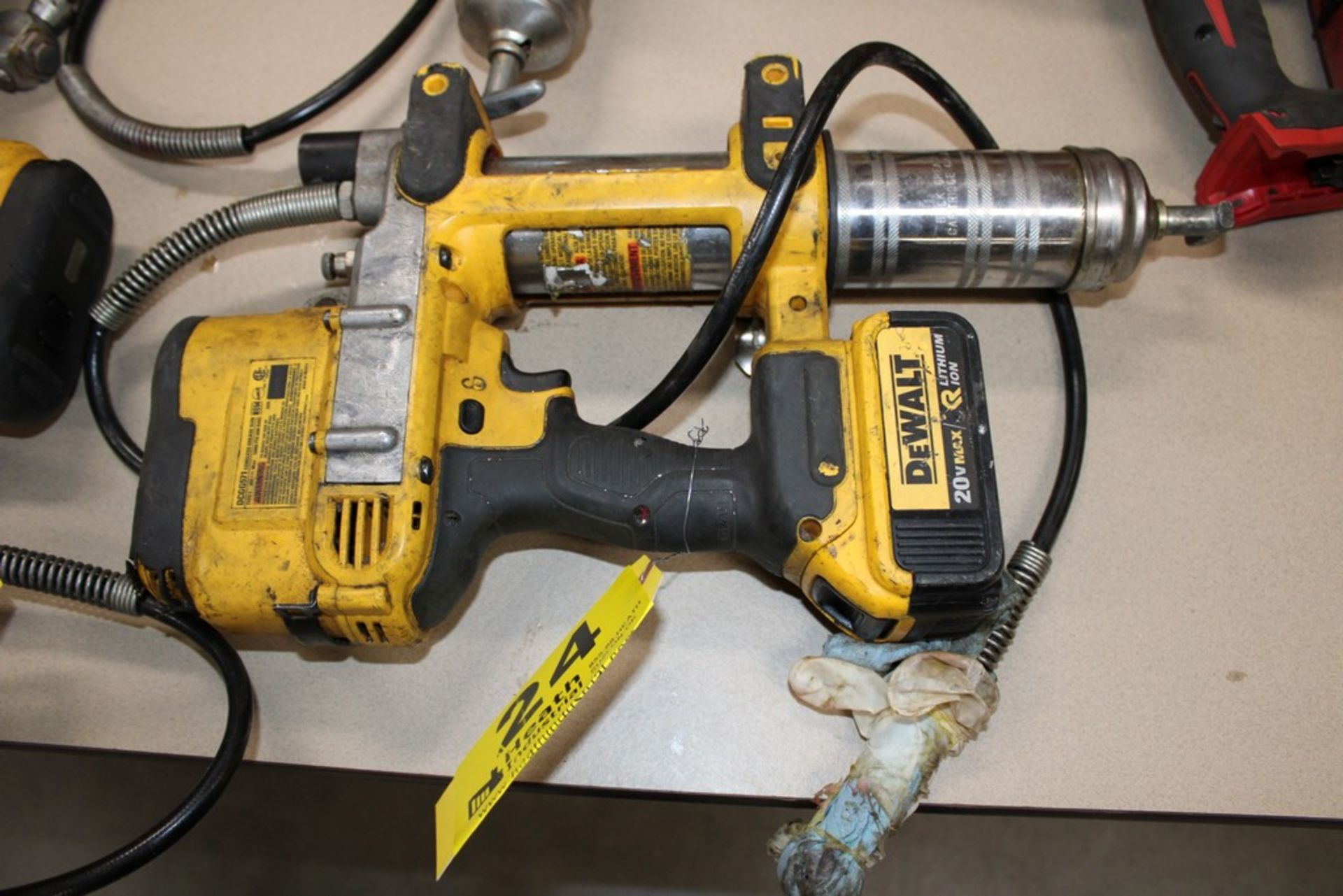 DEWALT MODEL DCGG571 CORDLESS GREASE GUN, WITH BATTERY, NO CHARGER