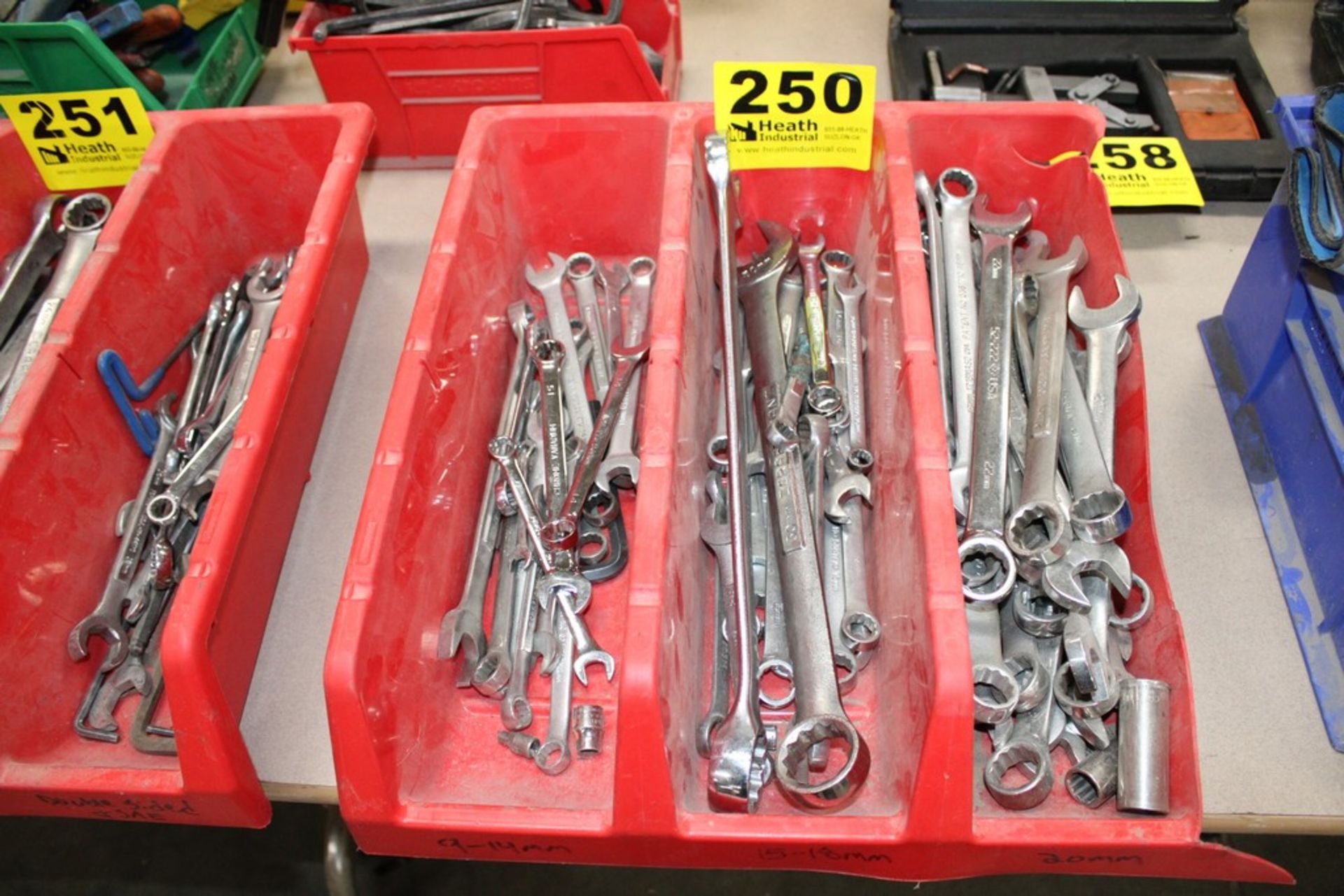 ASSORTED COMBINATION WRENCHES IN BOX