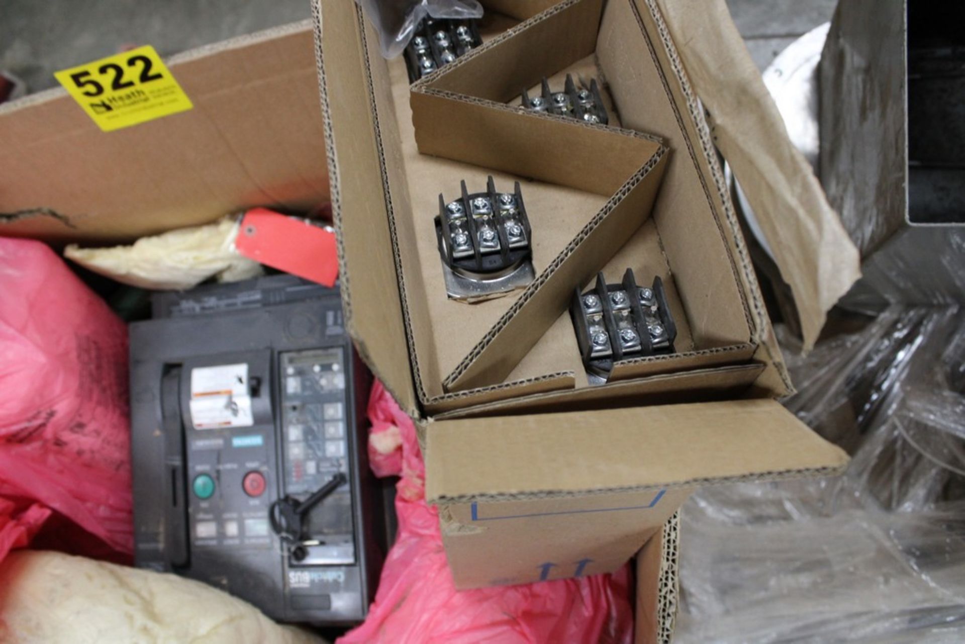 SIEMENS CUBICLE BUS CIRCUIT BREAKER AND ELECTRONICON POWER CAPACITORS ON PALLET - Image 3 of 3