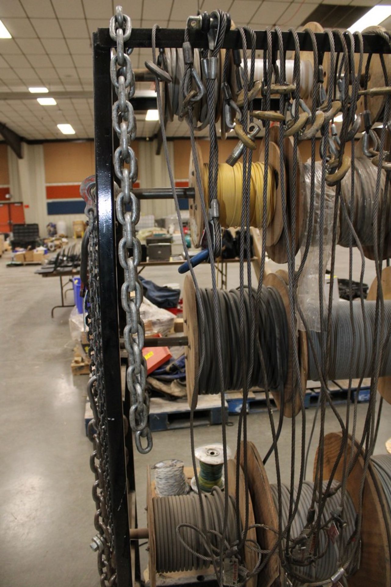ASSORTED LIFTING CABLES, CHAINS & STRAPS ON RACK (RACK IS NOT INCLUDED) - Image 5 of 6