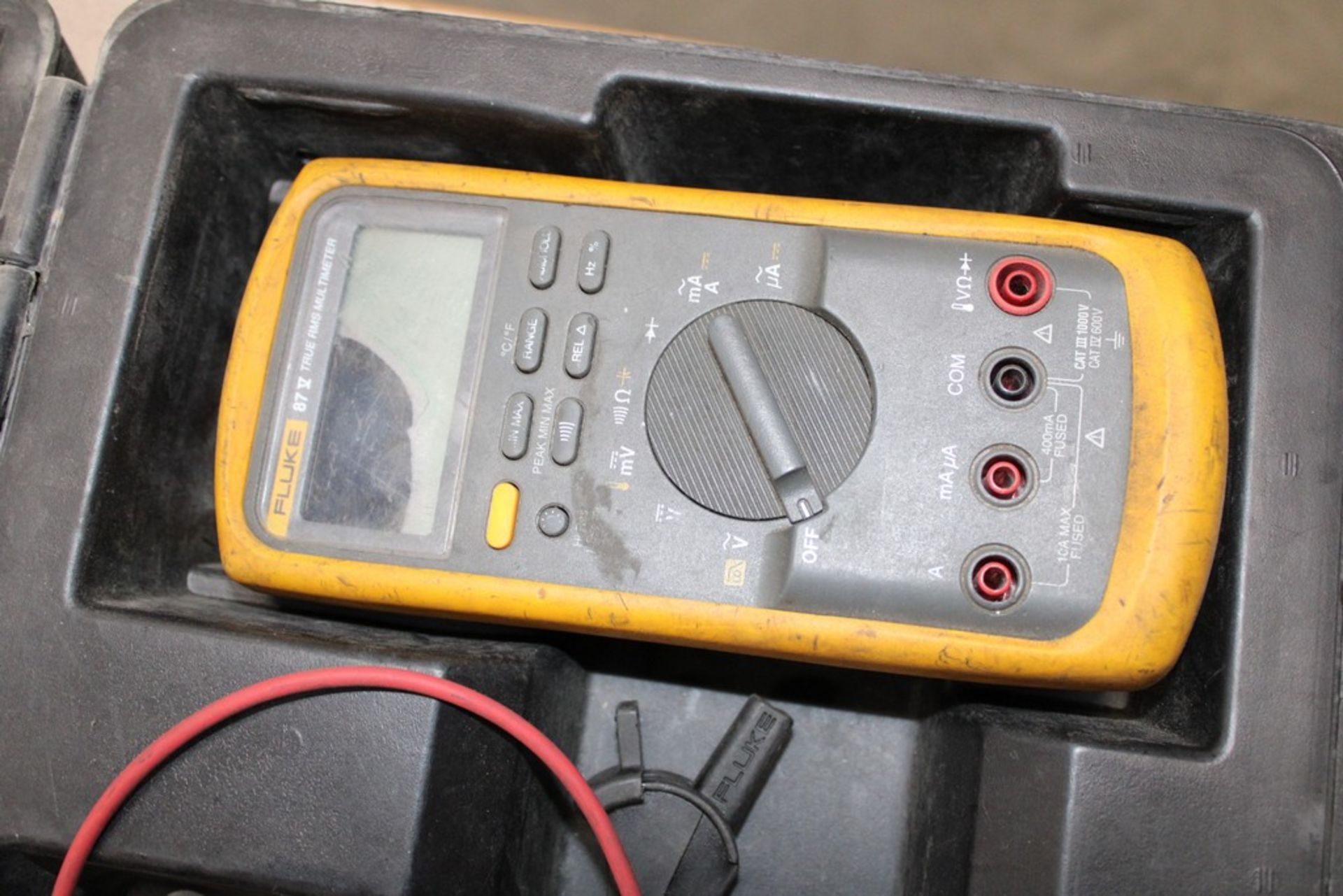 FLUKE MODEL 87 TRUE RMS MULTIMETER WITH CASE - Image 2 of 2