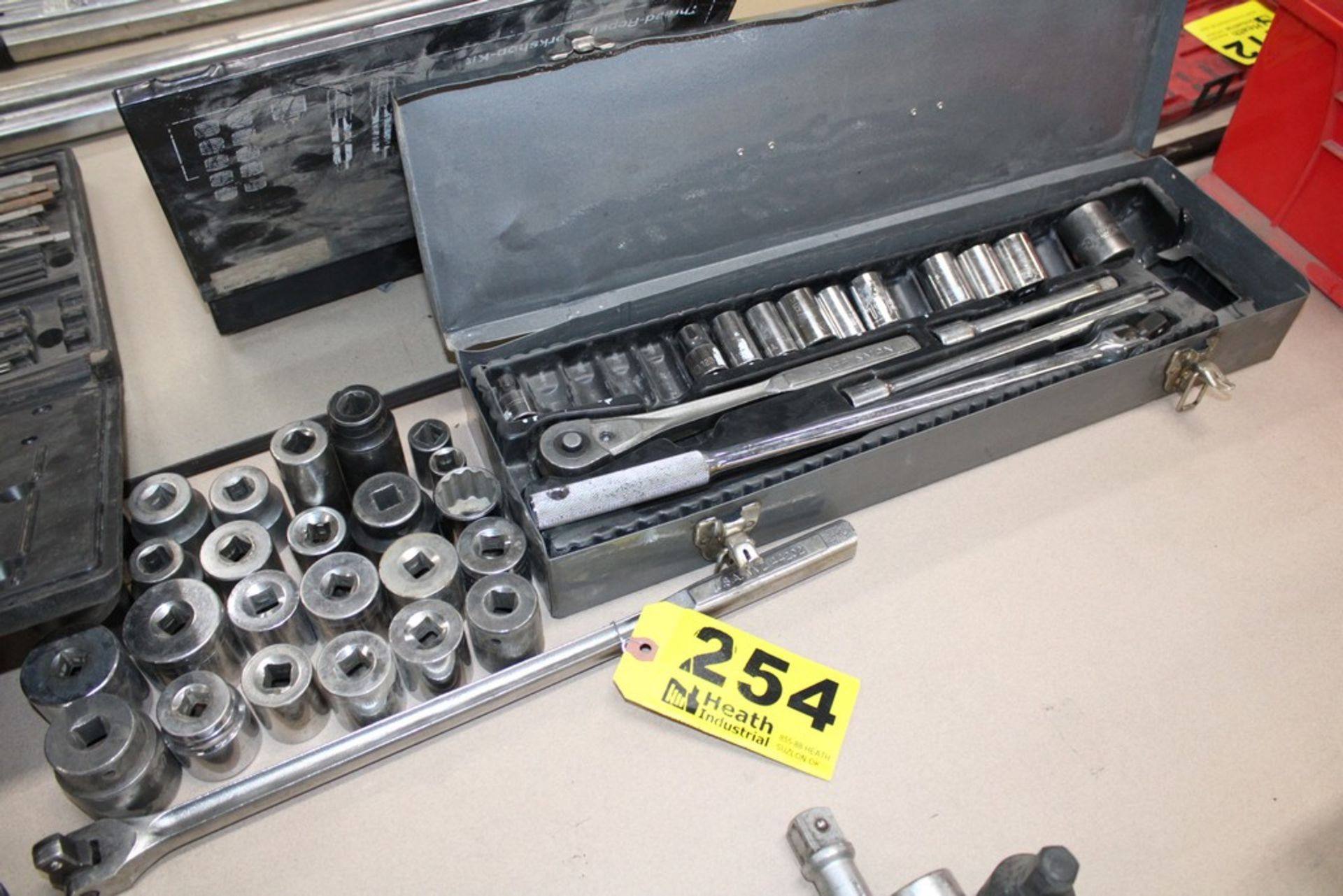 SOCKET SET IN CASE, WITH ADDITIONAL SOCKETS AND BREAKER BAR