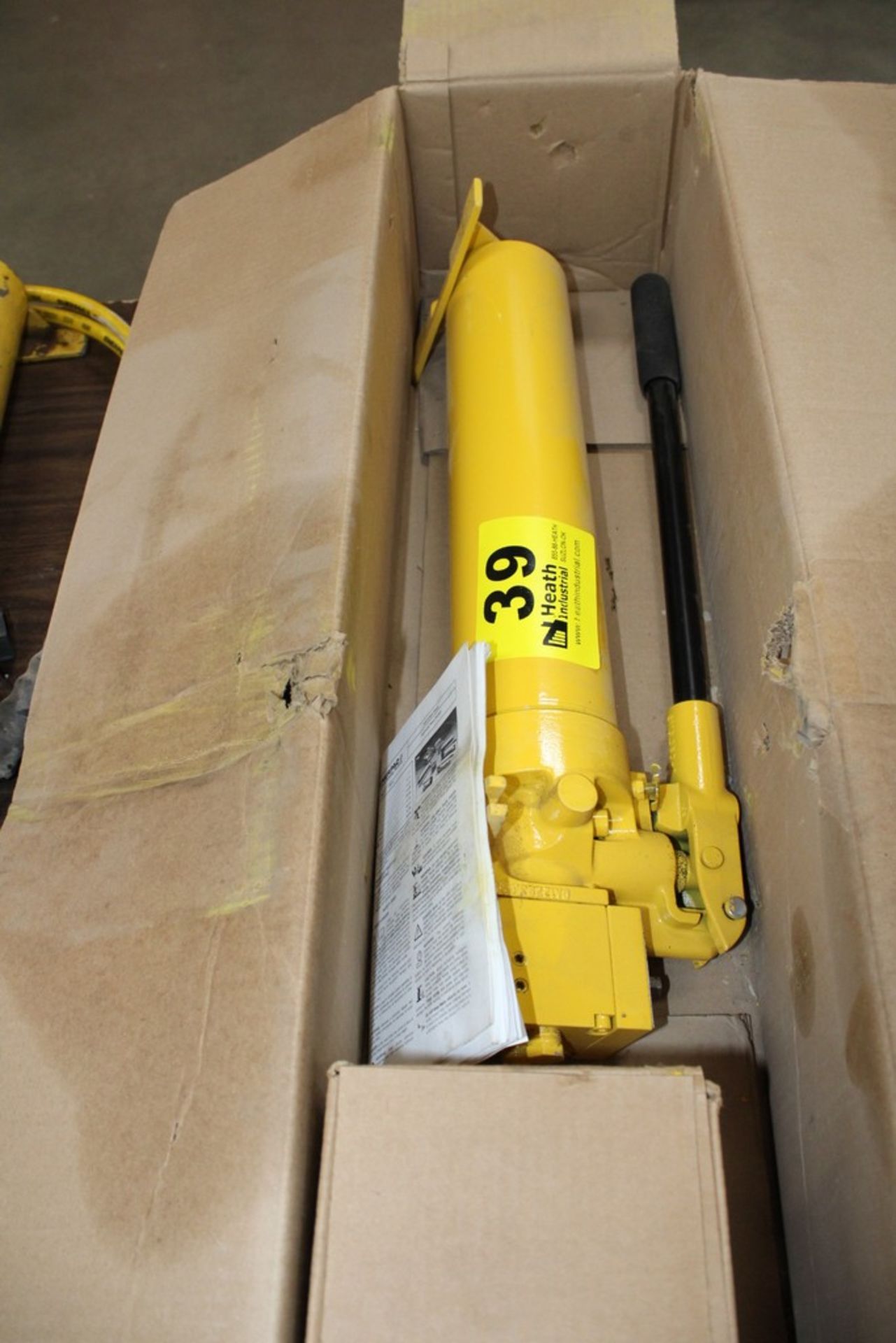 ENERPAC MODEL P-84 HAND PUMP (APPEARS TO BE NEW)