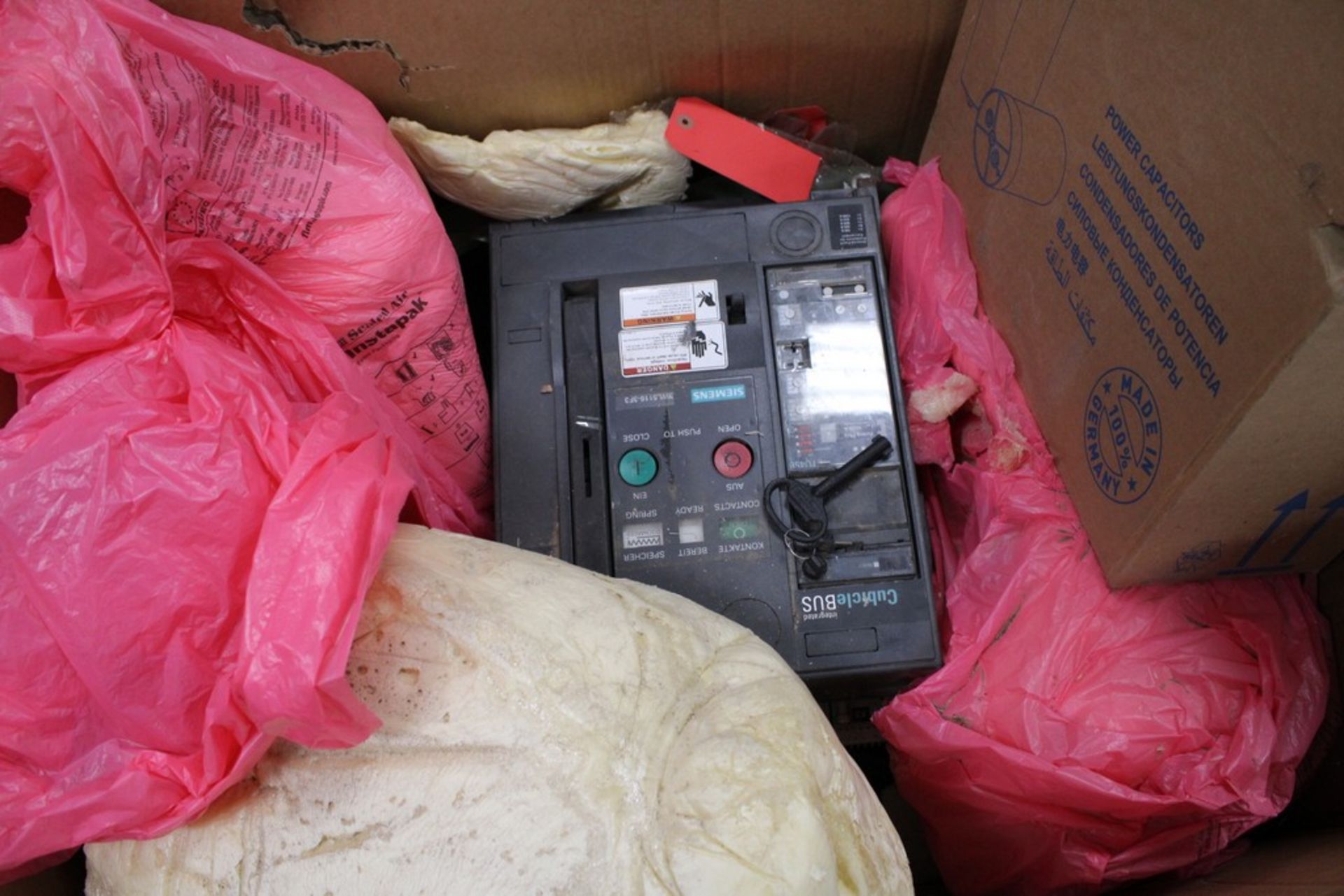 SIEMENS CUBICLE BUS CIRCUIT BREAKER AND ELECTRONICON POWER CAPACITORS ON PALLET - Image 2 of 3