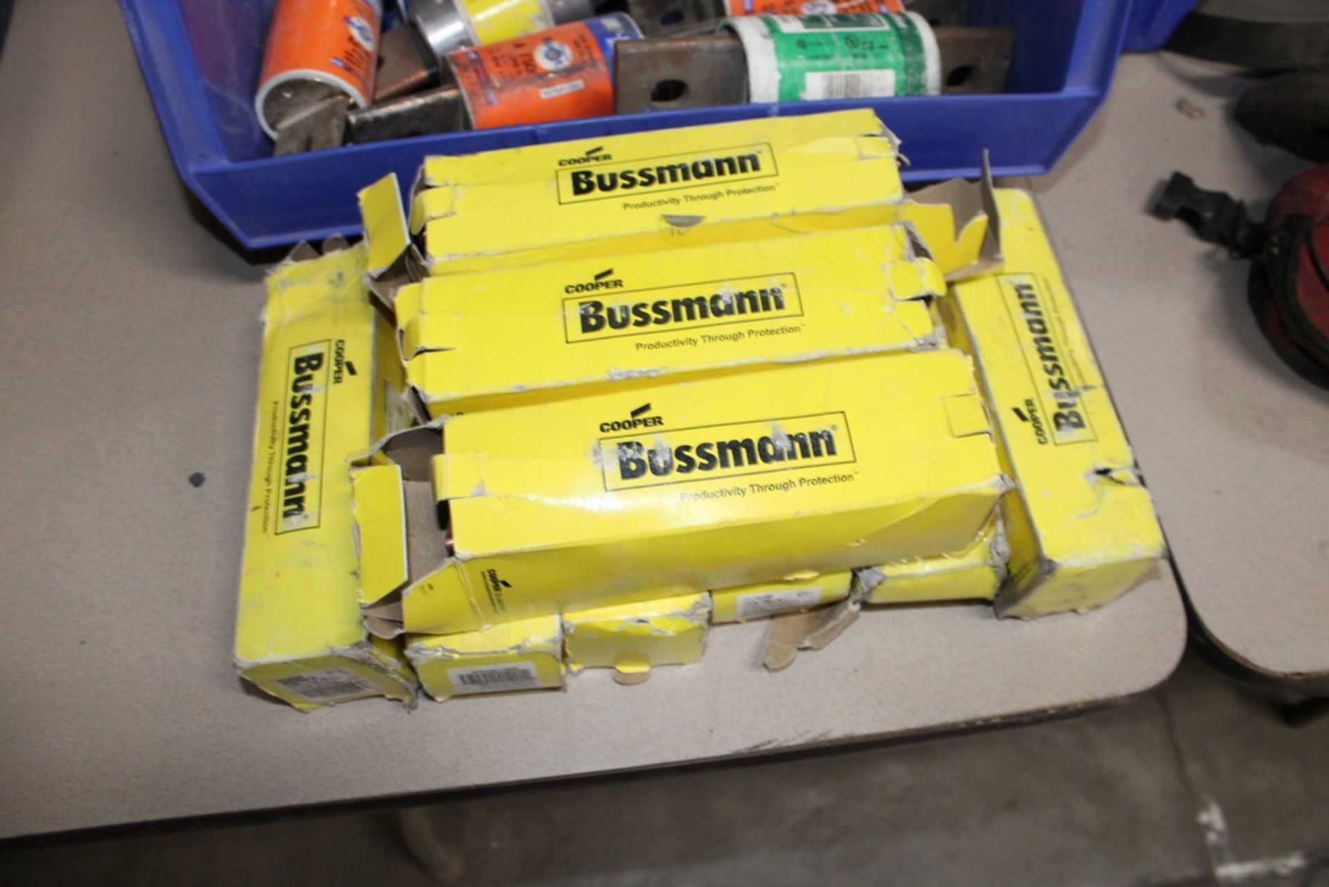 LARGE QUANTITY OF HEAVY DUTY FUSES - Image 3 of 3