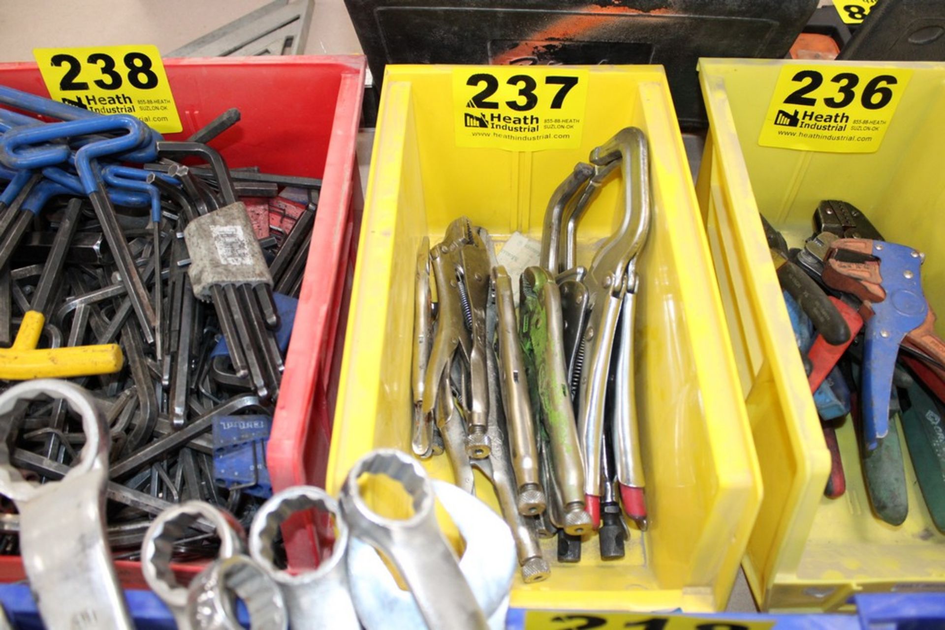 ASSORTED VISE GRIP TYPE PLIERS IN BOX