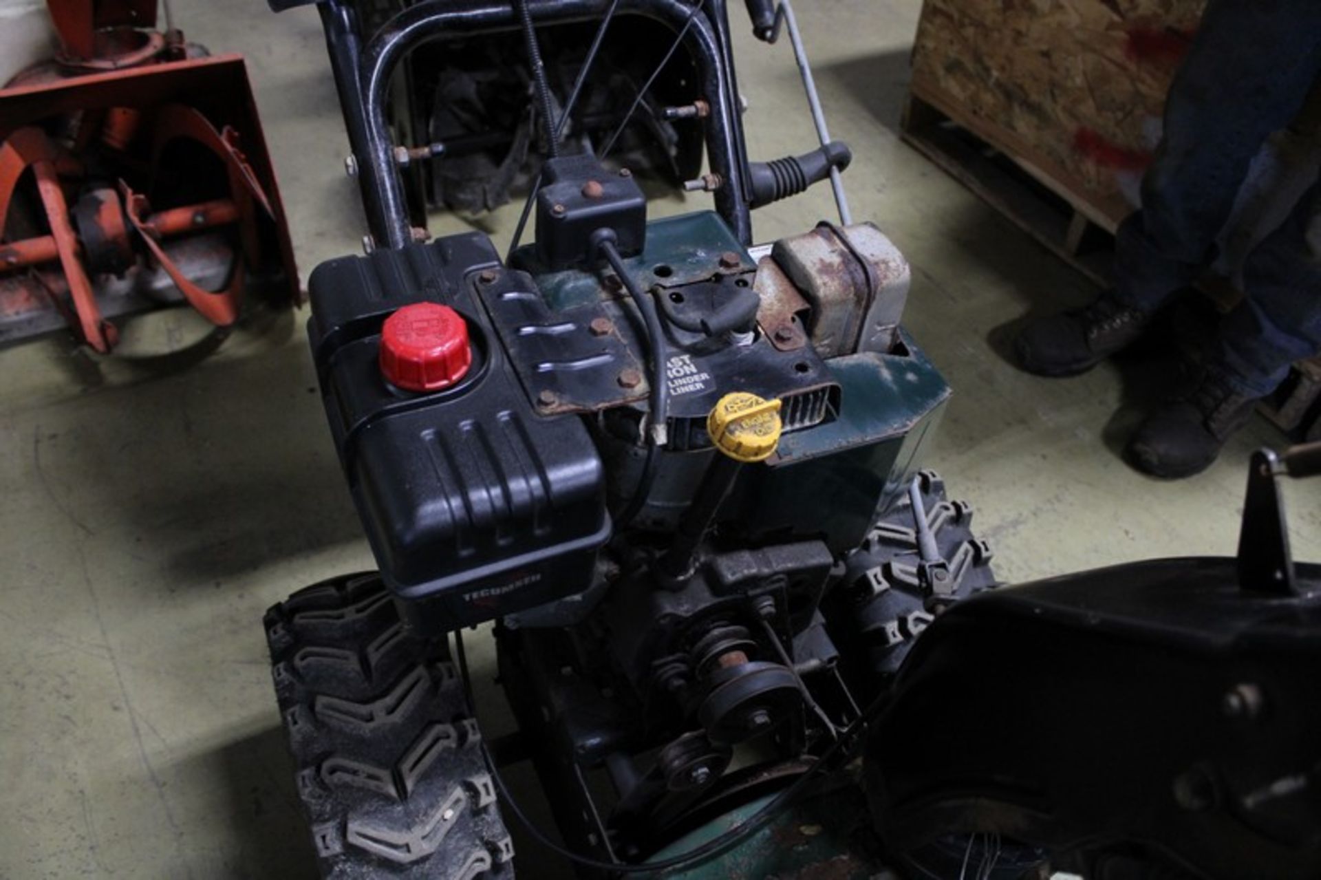 CRAFTSMAN 30" 2 STAGE 11 HP ELECTRIC START GAS POWERED SNOWBLOWER - Image 4 of 4