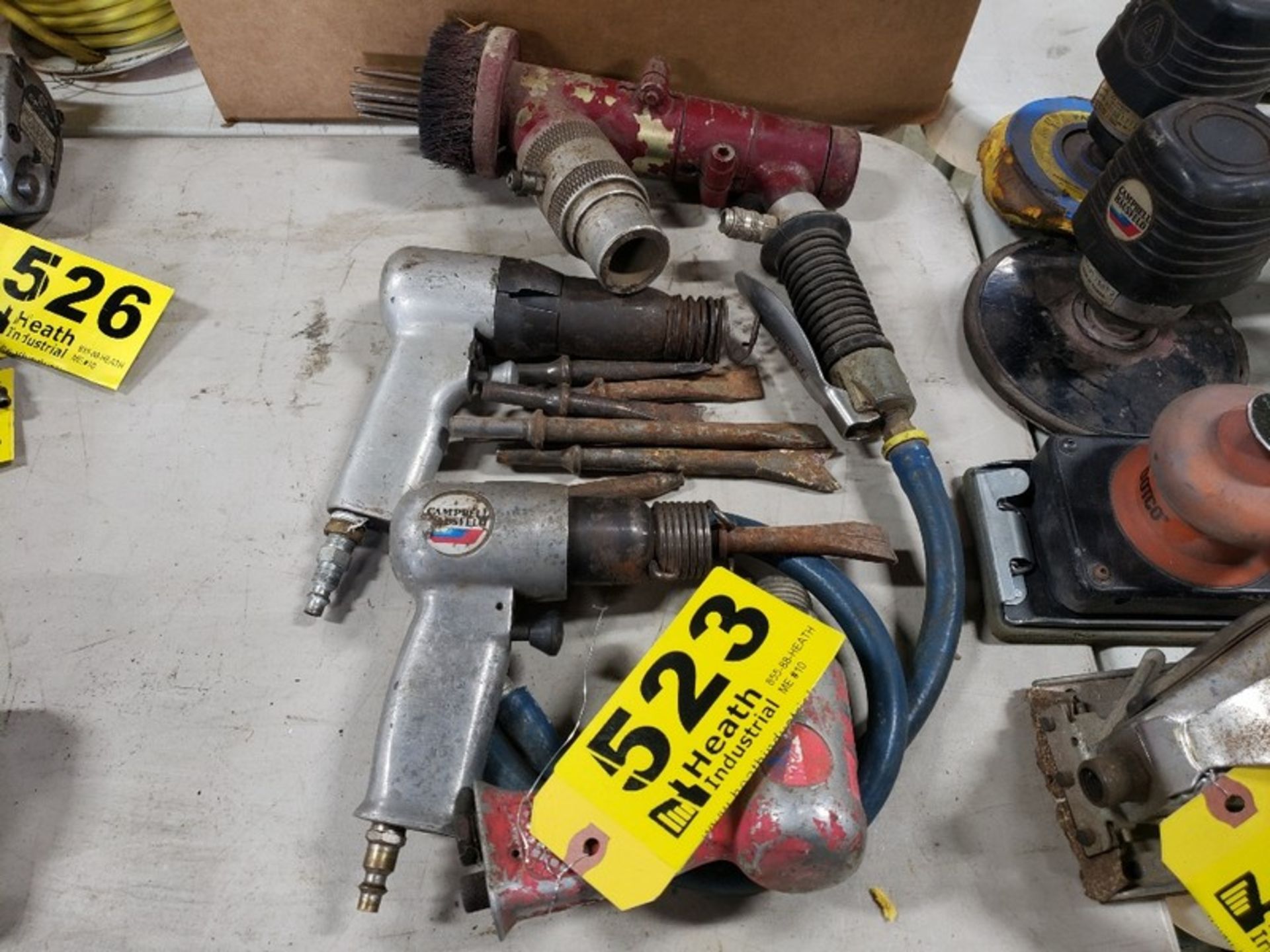 PNEUMATIC SCALER & (3) PNEUMATIC CHISELS & BITS